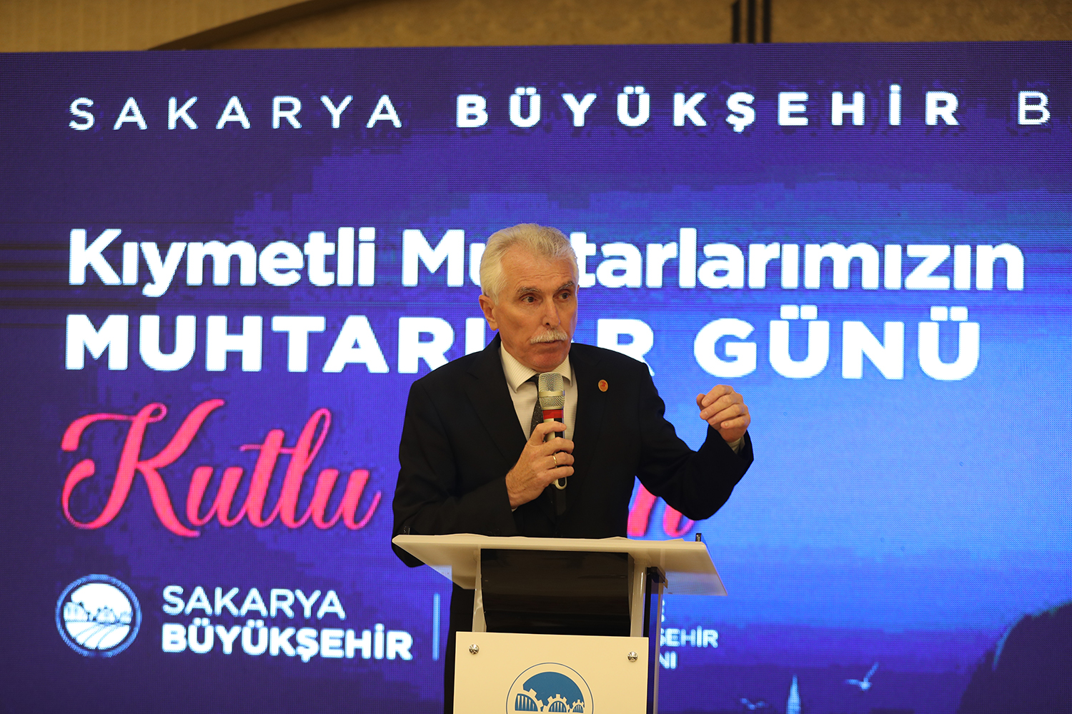 Başkan Ekrem Yüce, muhtarlarla bir araya geldi