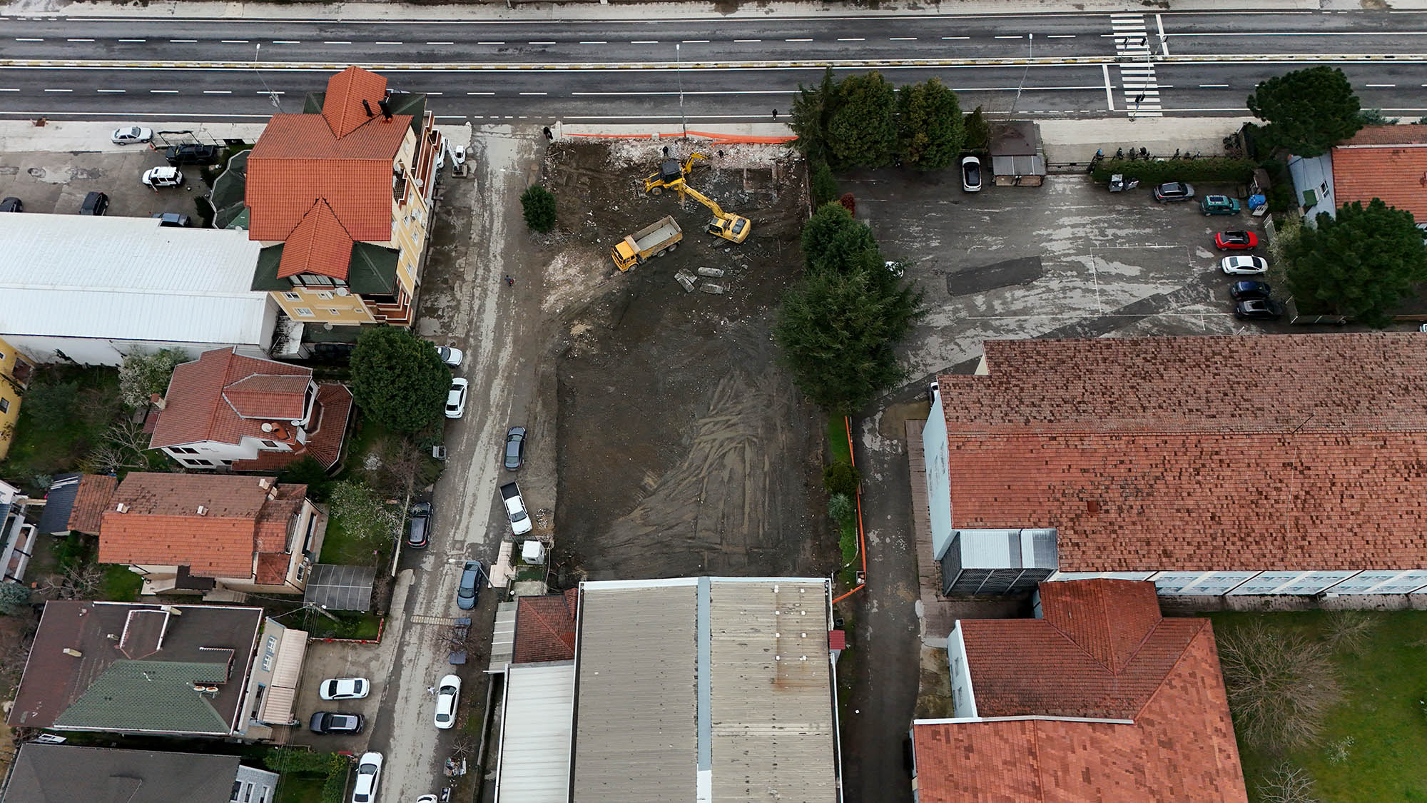 Gençlerin buluşma noktası olacak Sapanca Spor Salonu’nda çalışmalar başladı