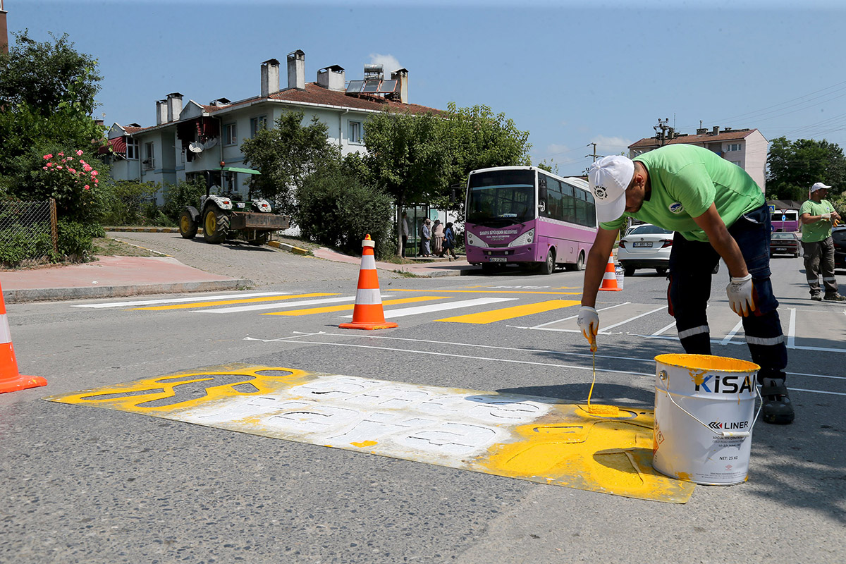 Büyükşehir yaya geçitleri ve bordürleri yeniliyor