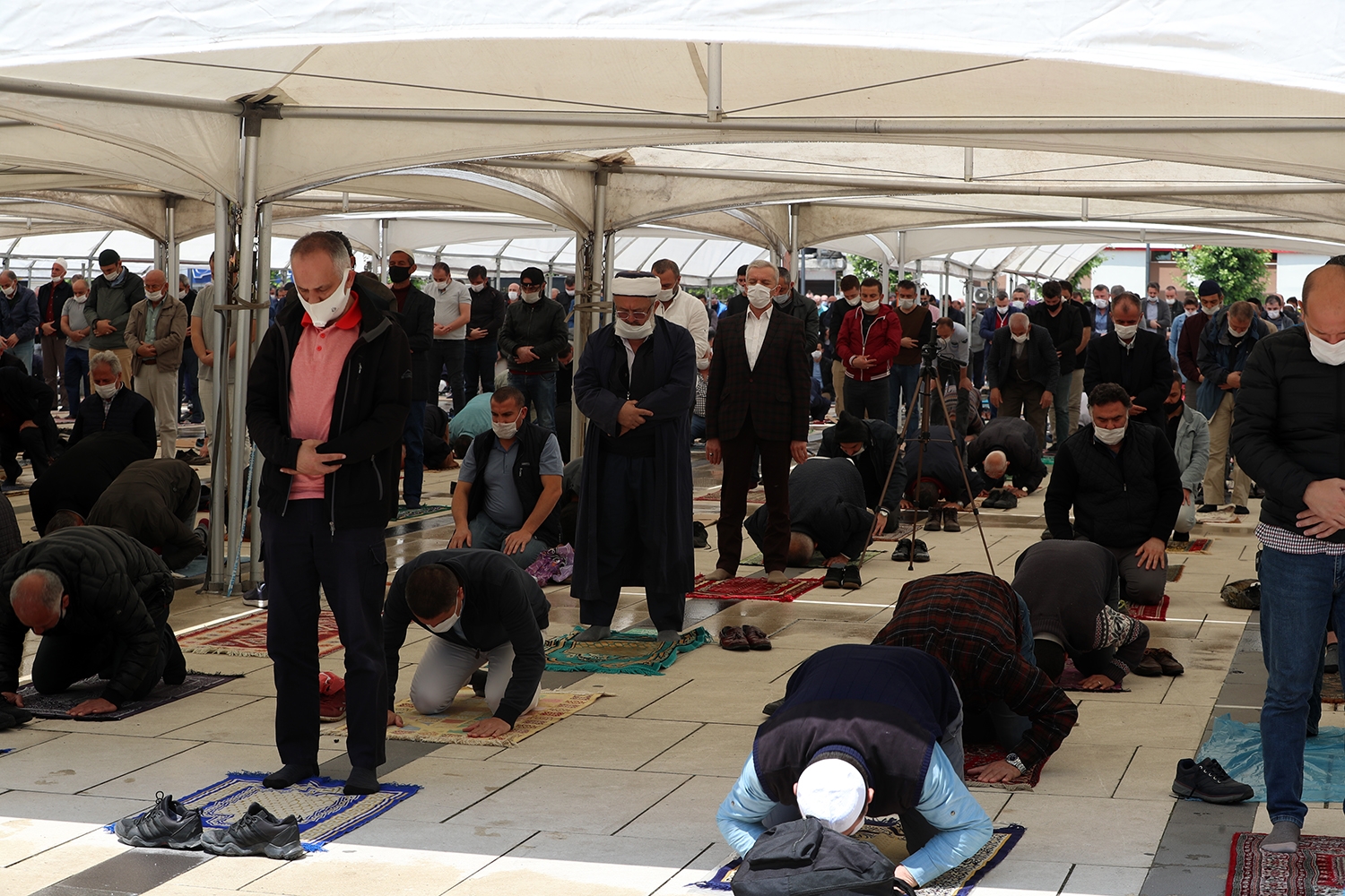 74 gün sonra cemaatle ilk 'Cuma Namazı'