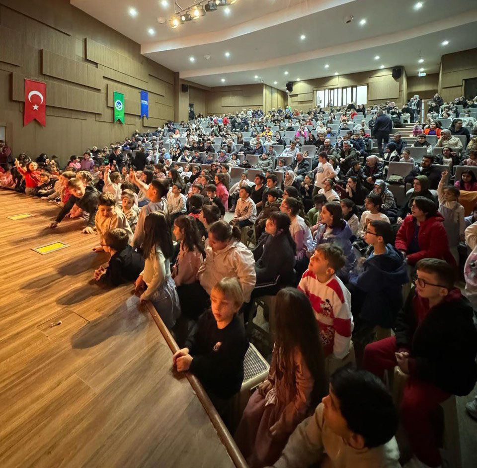 Büyükşehir Karasu’da çocukları rengârenk bir Ramazan şenliğinde buluşturdu
