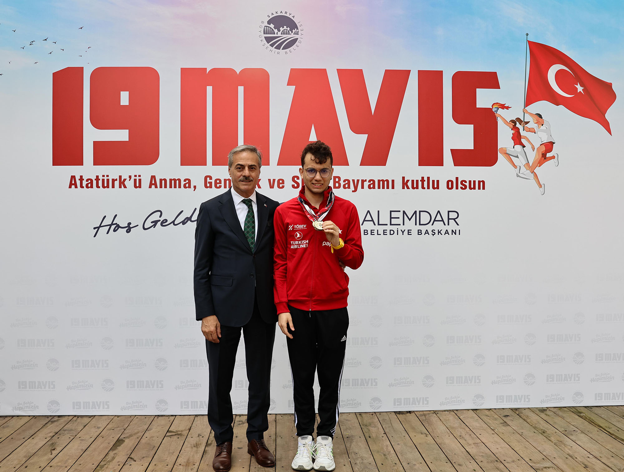 “Şehrimizin ve ülkemizin geleceği gençlerin başarılarından gurur duyuyoruz”