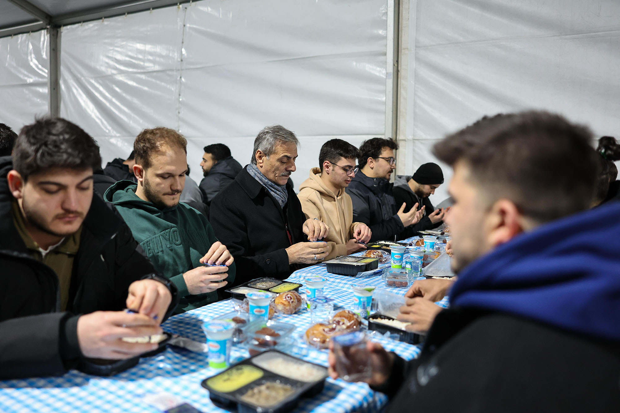 Başkan Yusuf Alemdar, iftarını gençlerle birlikte açtı: “Her zaman yanınızdayız”