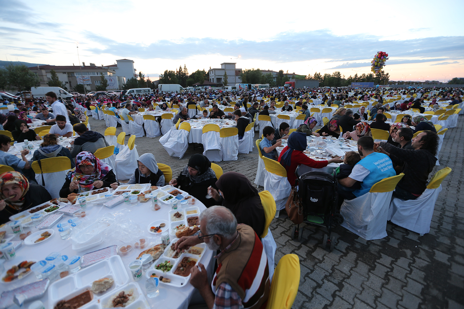 Kardeşlik sofraları Serdivan’da kuruldu