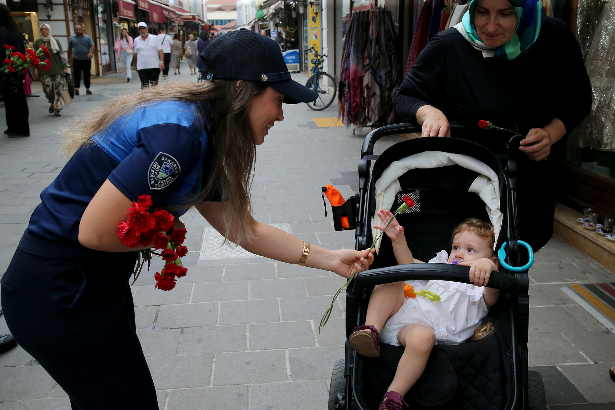 Zabıta Haftası’nda vatandaşa ve esnafa karanfil