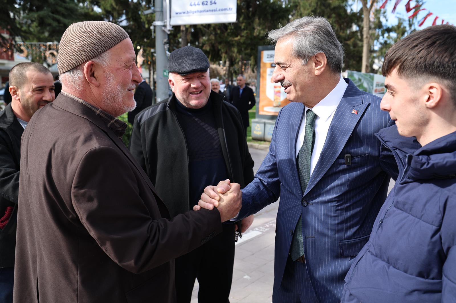 “Vatandaşlarla kucaklaştı, talepleri dinledi, Ramazan ayını tebrik etti”