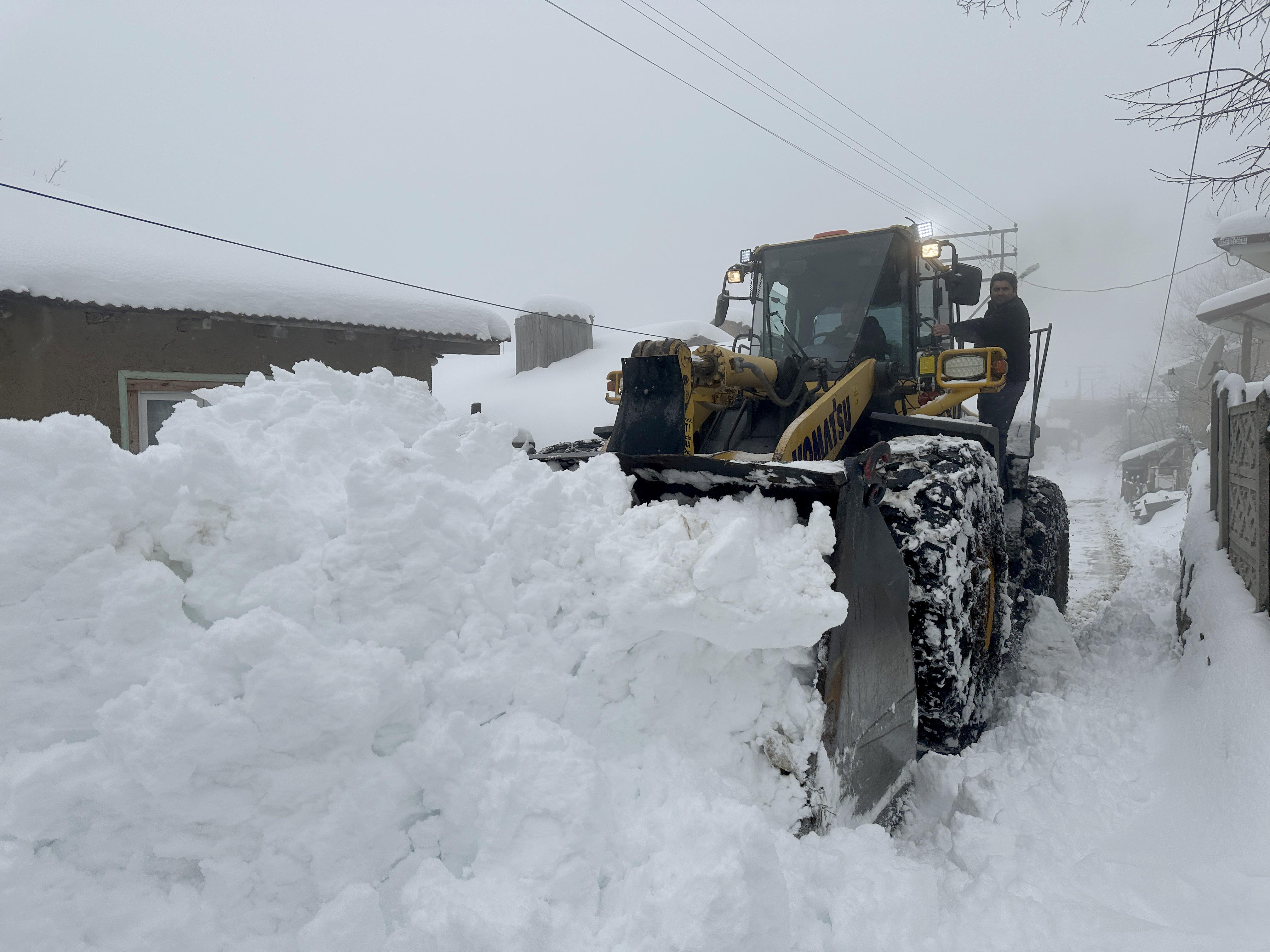 Büyükşehir 48 araç ve 100 kişilik timle karla mücadele mesaisinde: İşte son durum