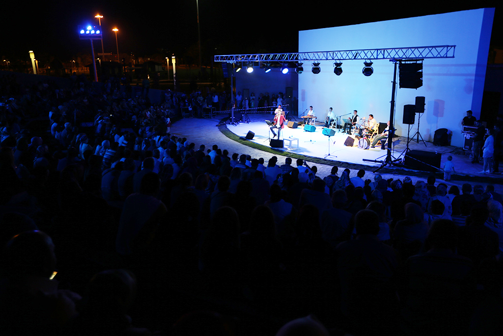 Açık Hava Sahnesi’nde Şiir Akşamı
