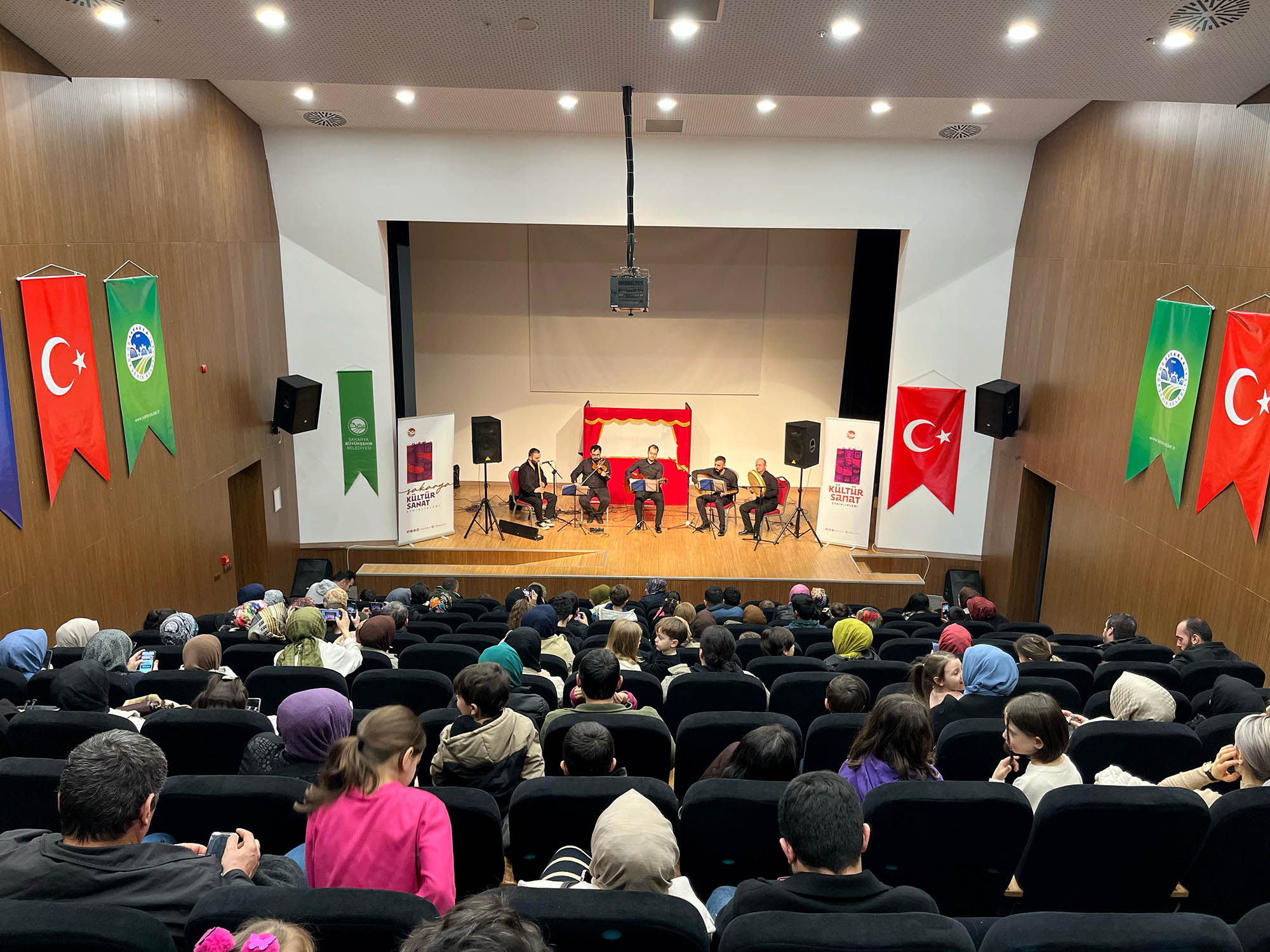 Akyazı’da gölge oyunu ve konserle keyif dolu bir Ramazan akşamı