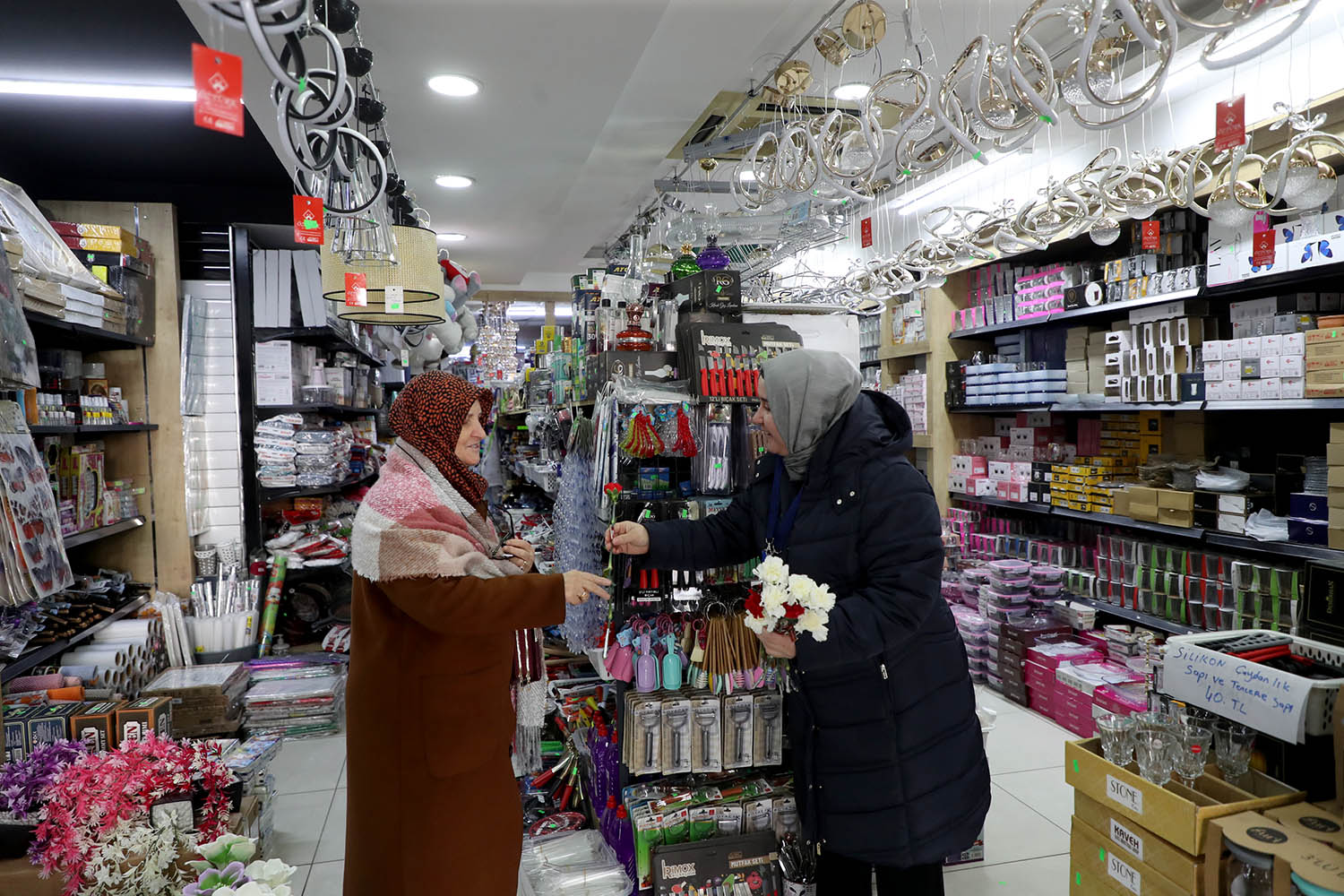 Büyükşehir yine yürekleri ısıttı: Kandilde bir karanfil, bir tebessüm…