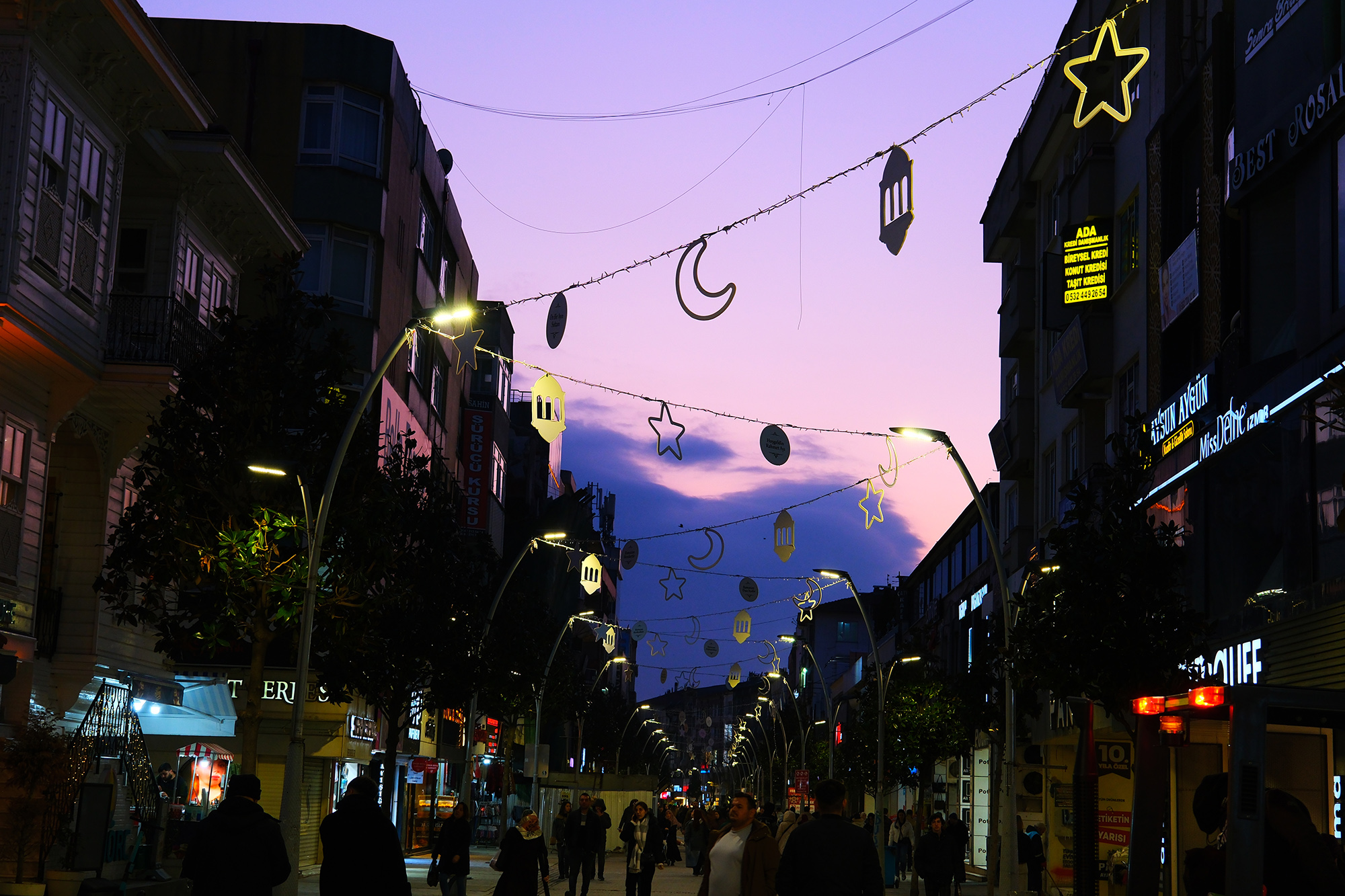 Çark Caddesi Ramazan kıyafetini giydi: Yıldız, ay ve hilal ile görsel şölen…