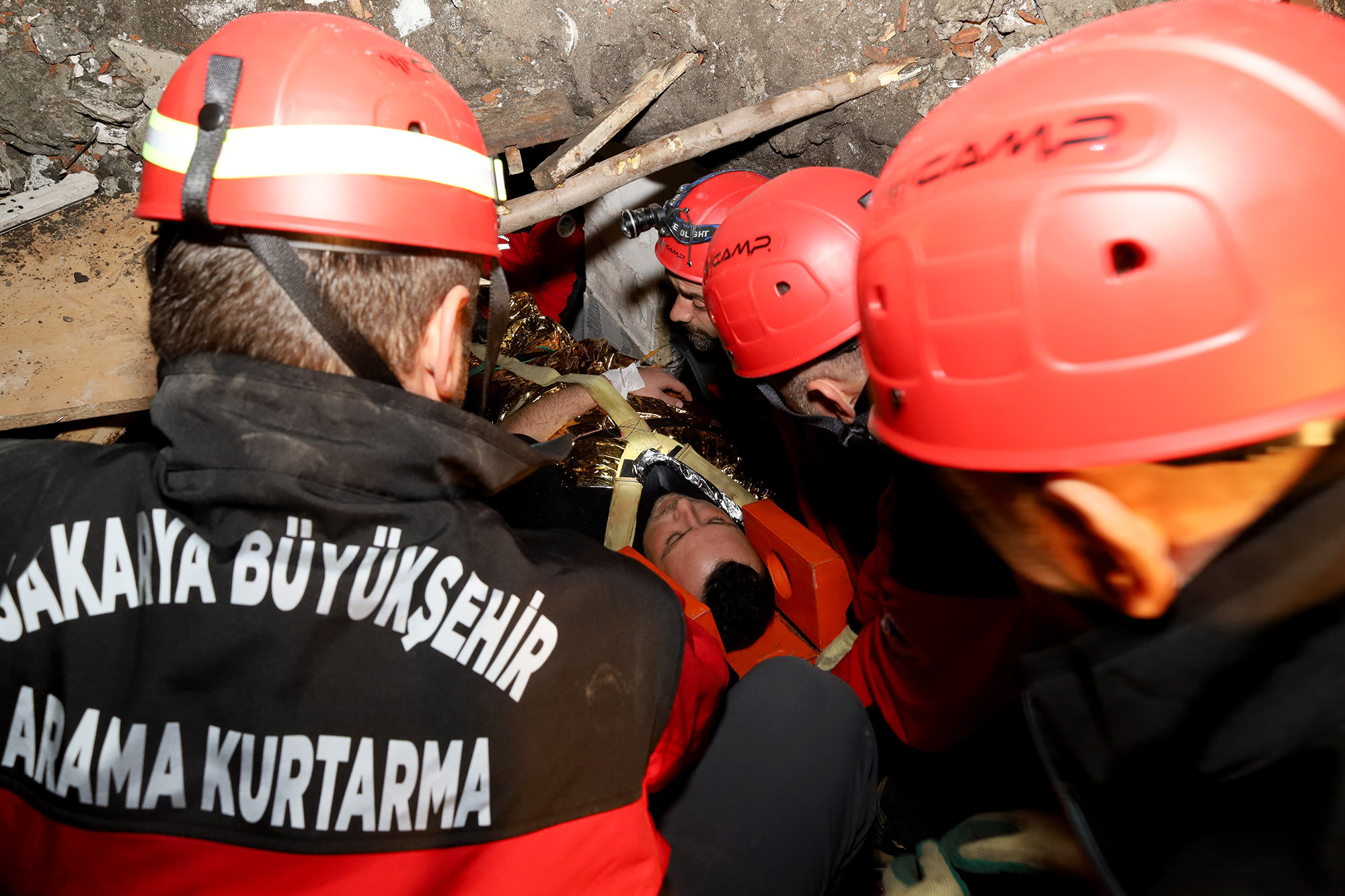 Büyükşehir arama kurtarma ekibi şehrin kalbindeki o enkaza girdi: Aksiyonun tırmandığı gece