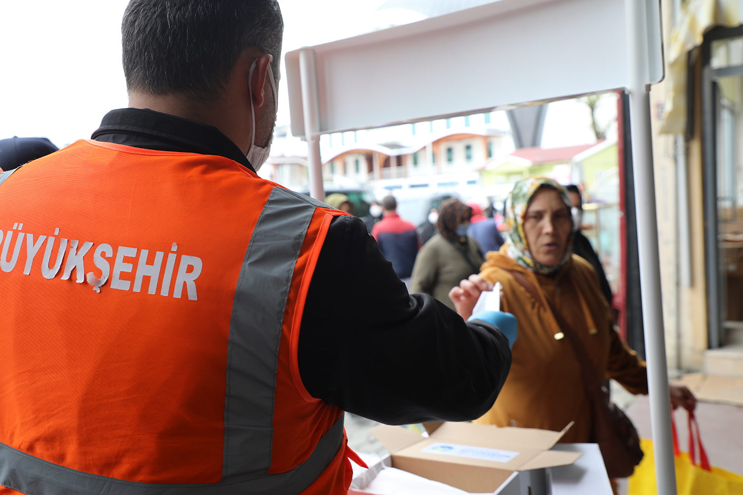 Hendek ve Ferizli ilçelerinde maske dağıtımı sürüyor	