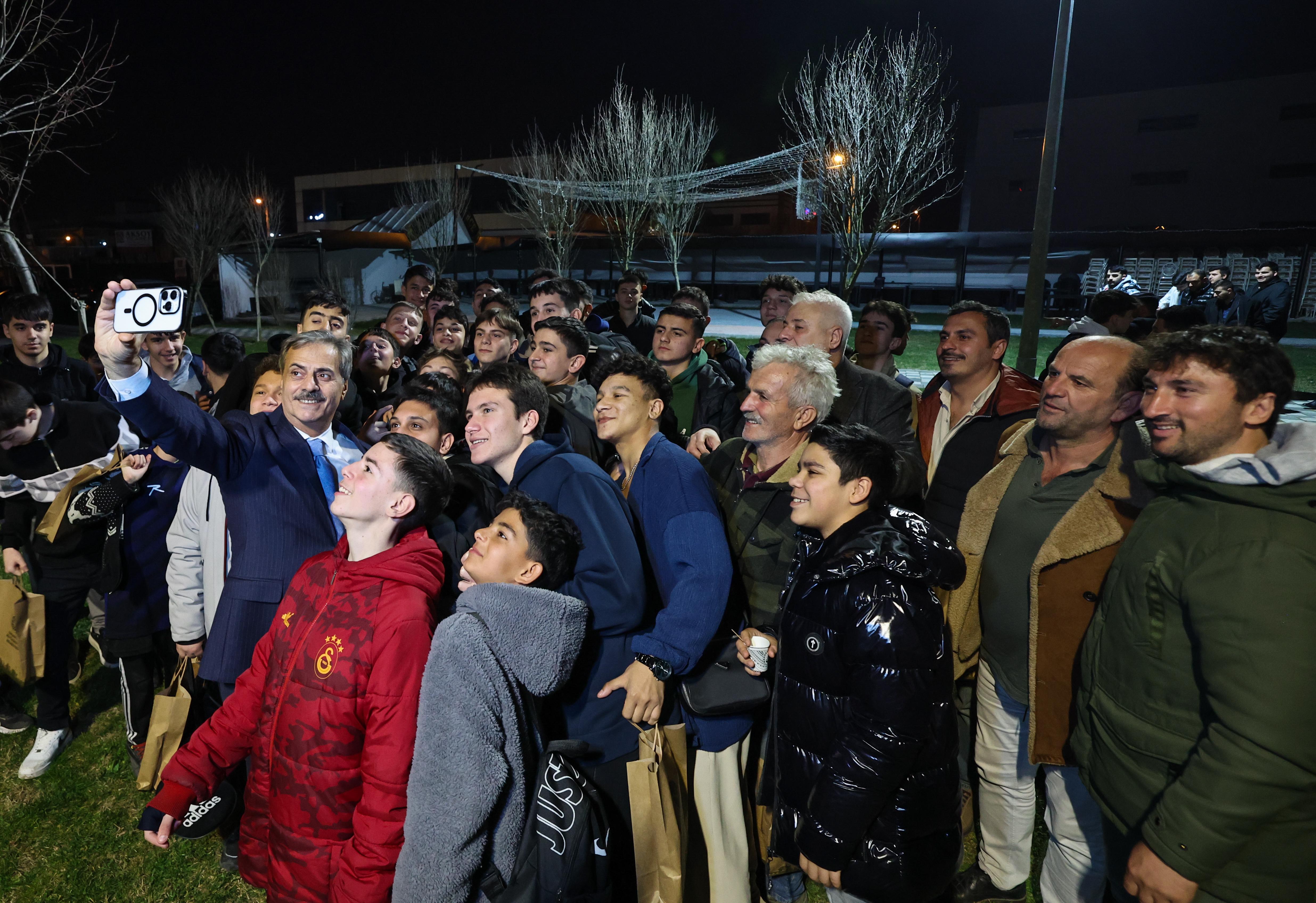 Gençler için Kapalı Spor Salonu, Bilim Merkezi, Kütüphane…