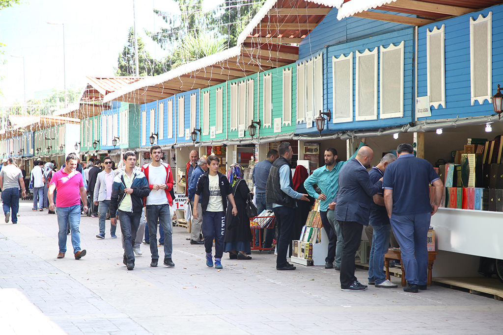 Burada Kitaplar Gönülleri Birleştiriyor