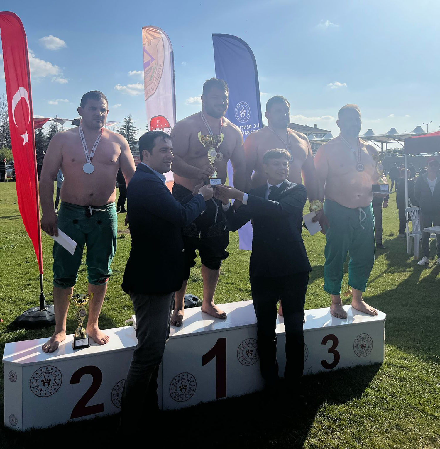 Büyükşehirli pehlivanlardan Bilecik’te bir altın bir gümüş madalya