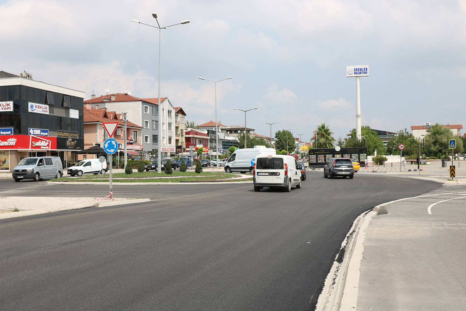 Sakarbaba Caddesi yeni yüzüne kavuştu