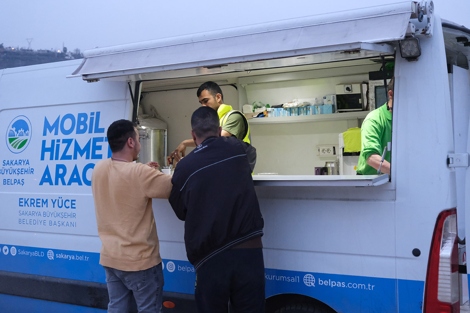 Büyükşehir’den Hatay’a aşevi: Kazanlar günün her saati kaynıyor