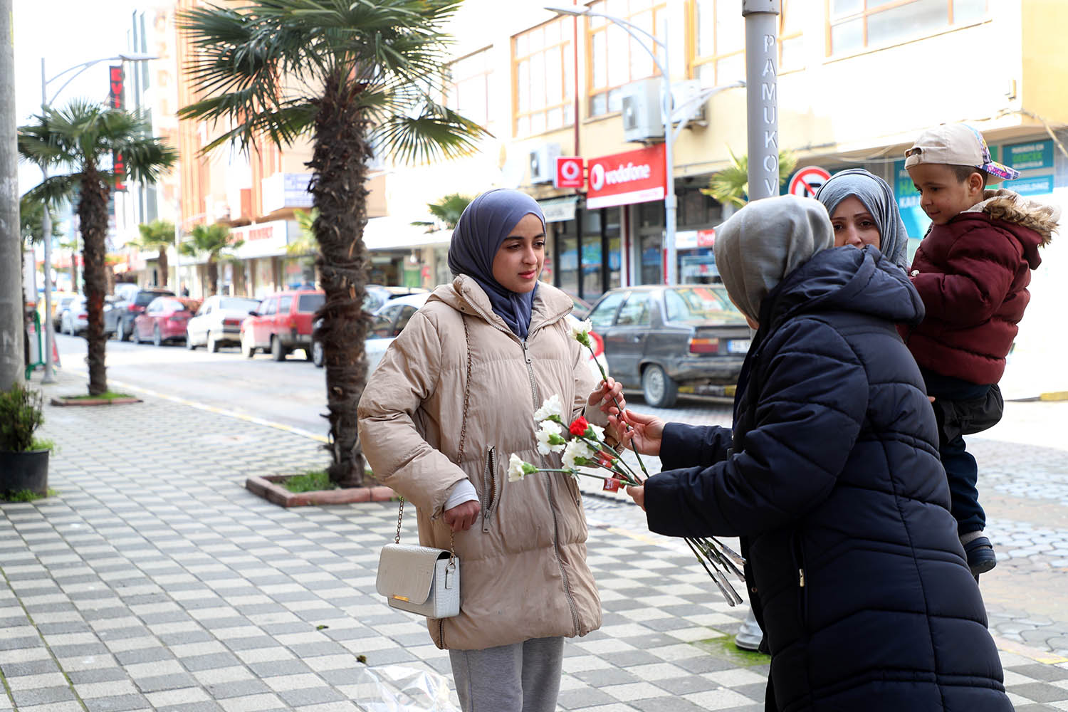Büyükşehir yine yürekleri ısıttı: Kandilde bir karanfil, bir tebessüm…