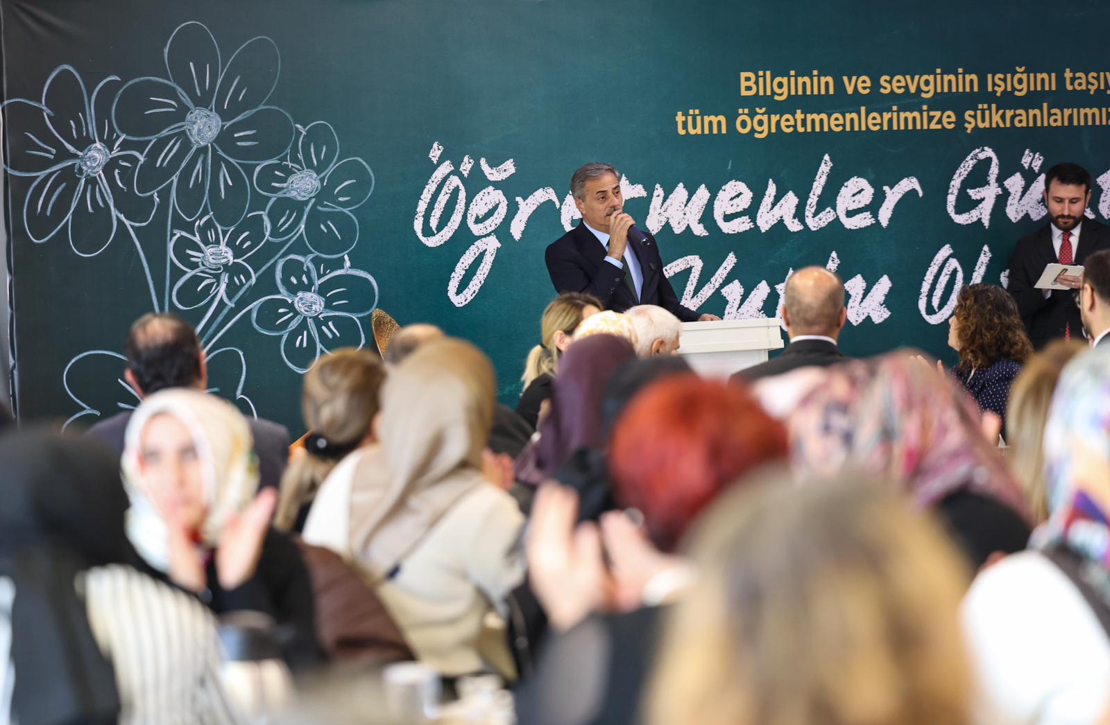 “Öğretmenlik hiçbir ölçüyle tarif edilmeyecek kadar yüce bir meslektir”