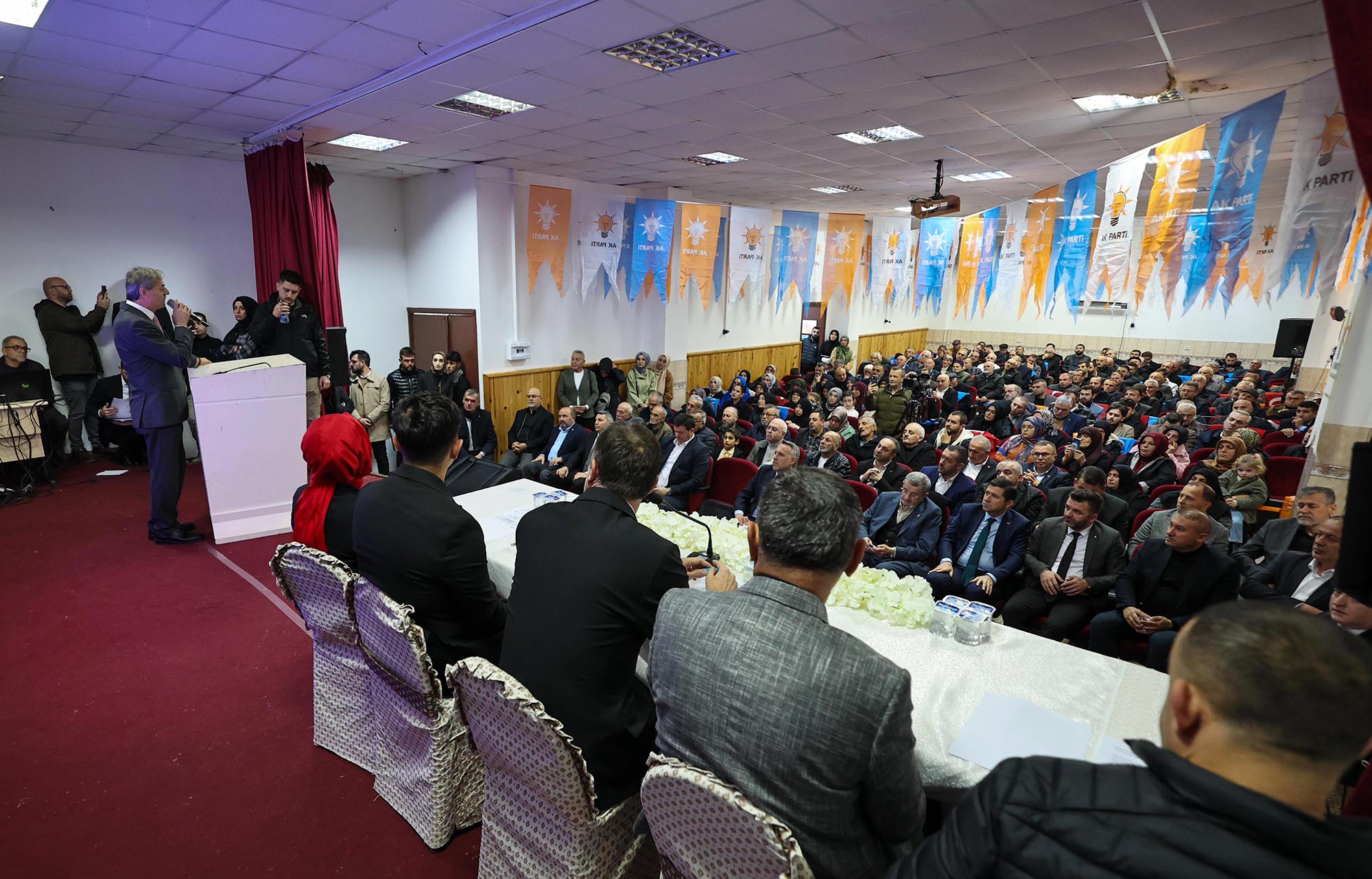 Yusuf Alemdar Karapürçek'te vatandaşla hasret giderdi: “Birlik, beraberlik ve kardeşlikle her mahalleye dokunacağız”
