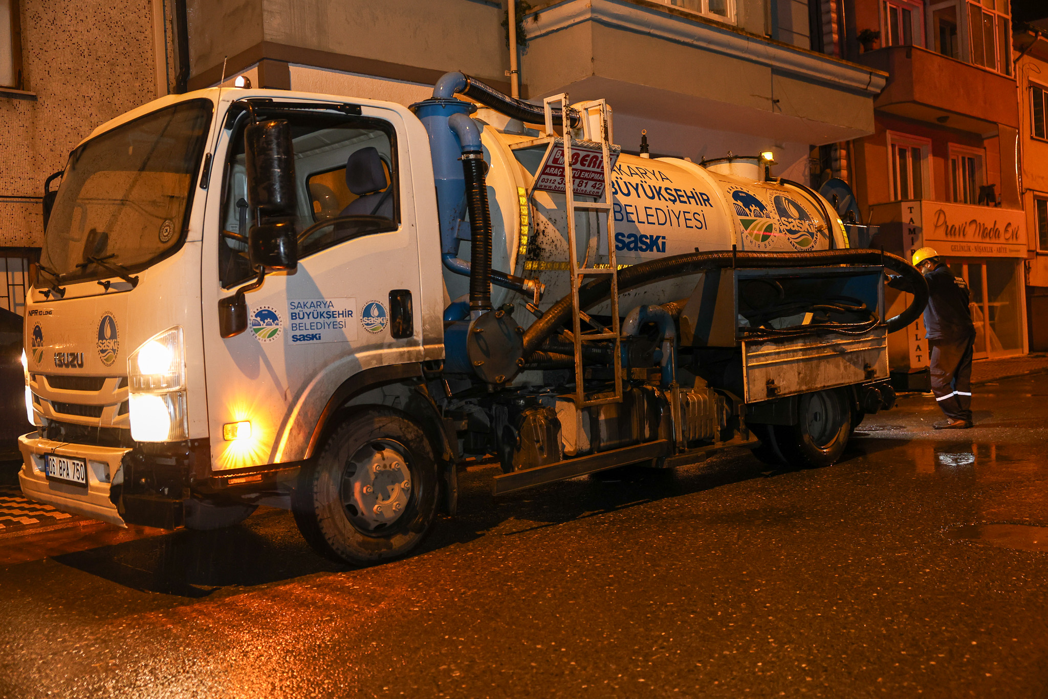 SASKİ, kuvvetli yağışa karşı tüm imkanları ile sabaha kadar sahadaydı