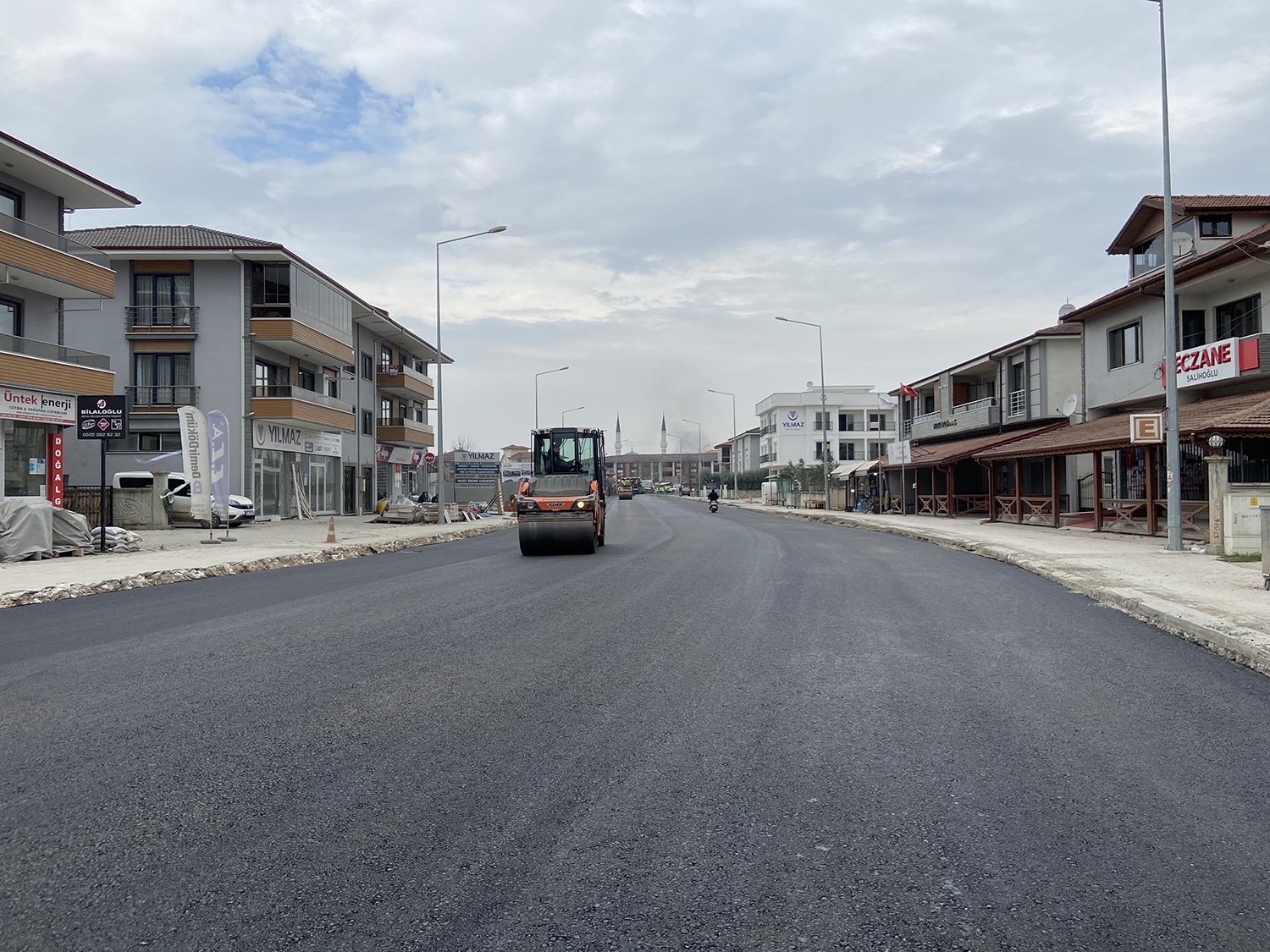 Büyükşehir’den Süleyman Binek Caddesine 2 günde 4 bin ton asfalt