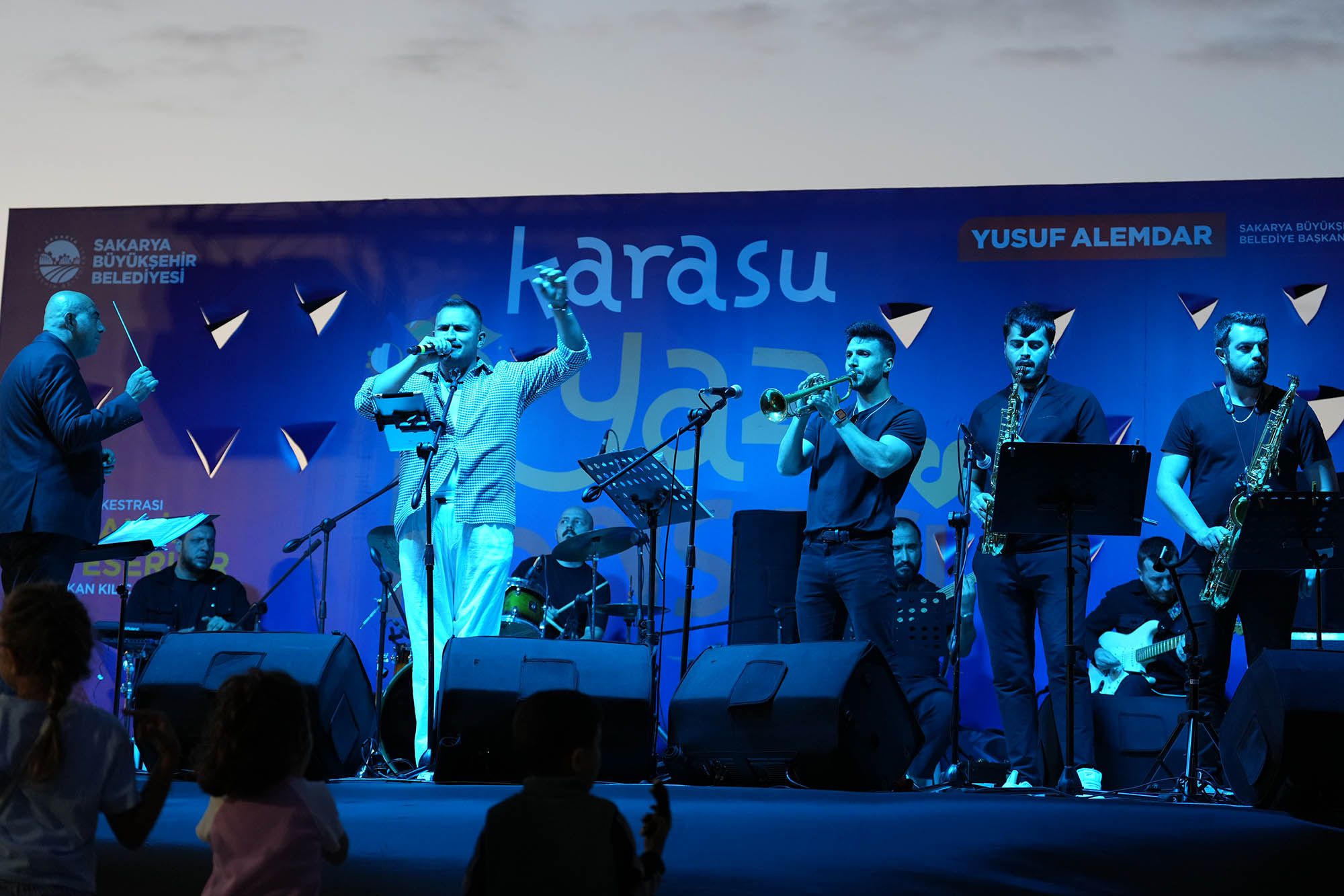 Büyükşehir’den Karasu’da yaz akşamına neşe katan nostalji konseri