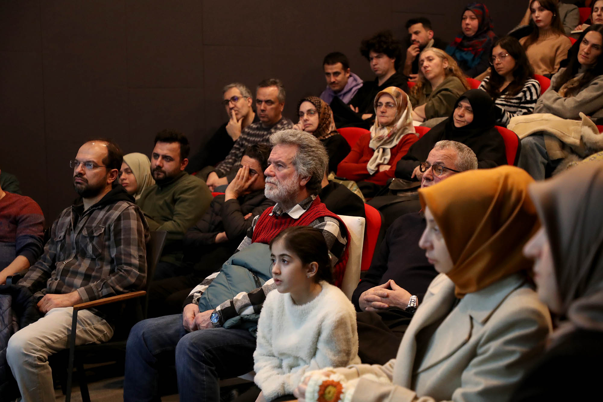 “Gerçek özgürlük, farkında olmadan kabullendiğimiz kalıpları sorgulamakla başlar”