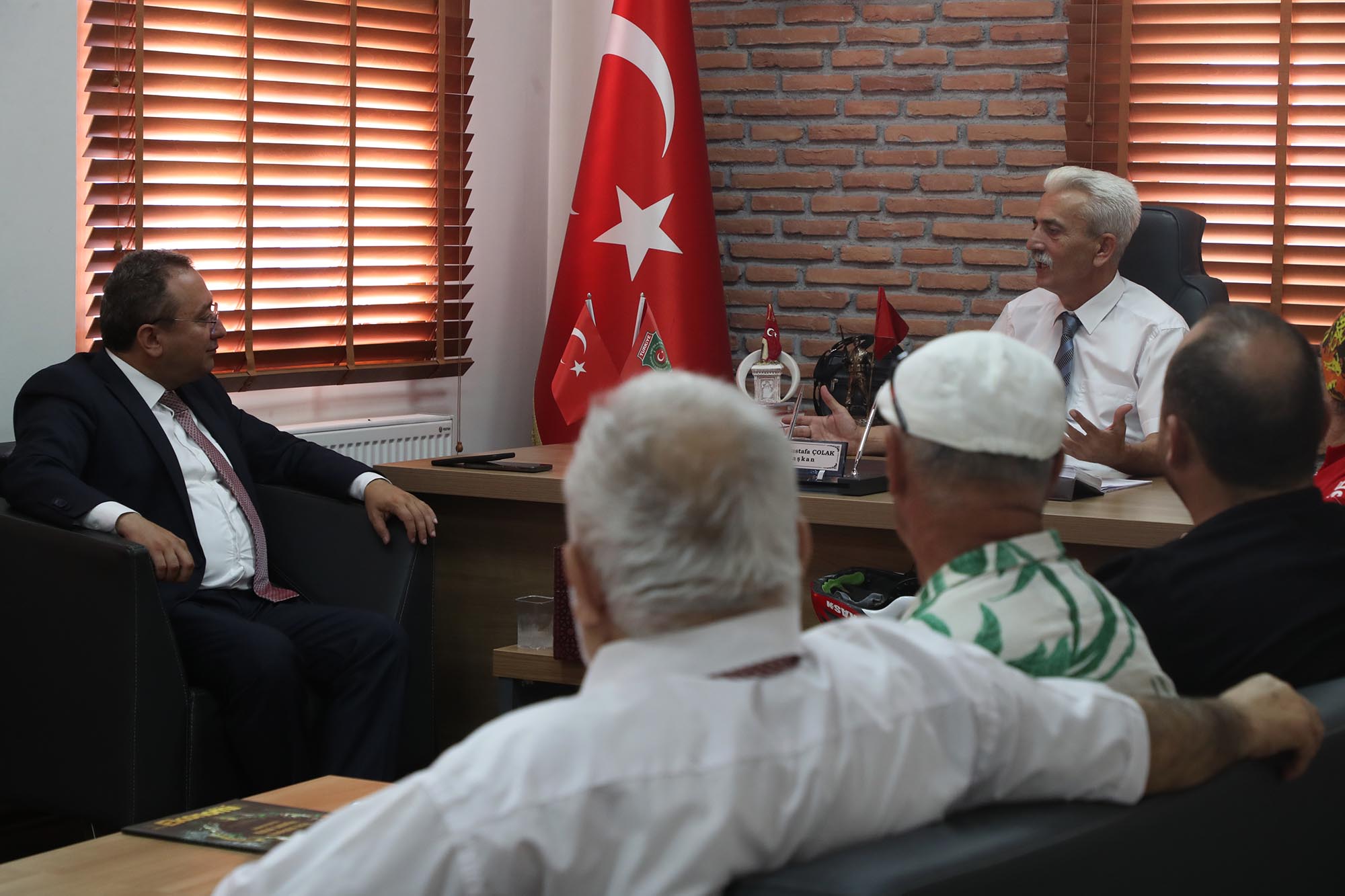 Büyükşehir kahraman gazileri unutmadı: Şanlı Türk Bayrağı hediyesiyle vefa örneği