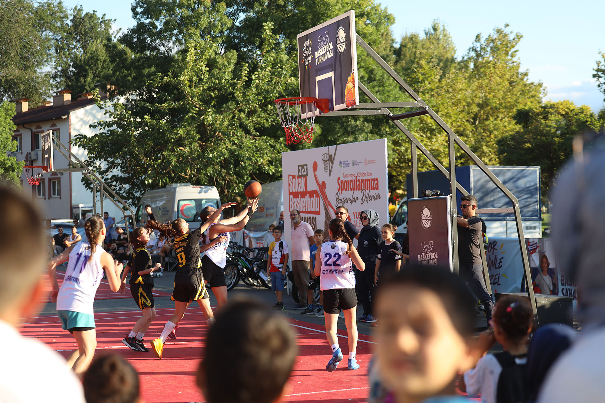 Sokakta basketbol şöleni: Tribünler doldu, heyecan zirve yaptı