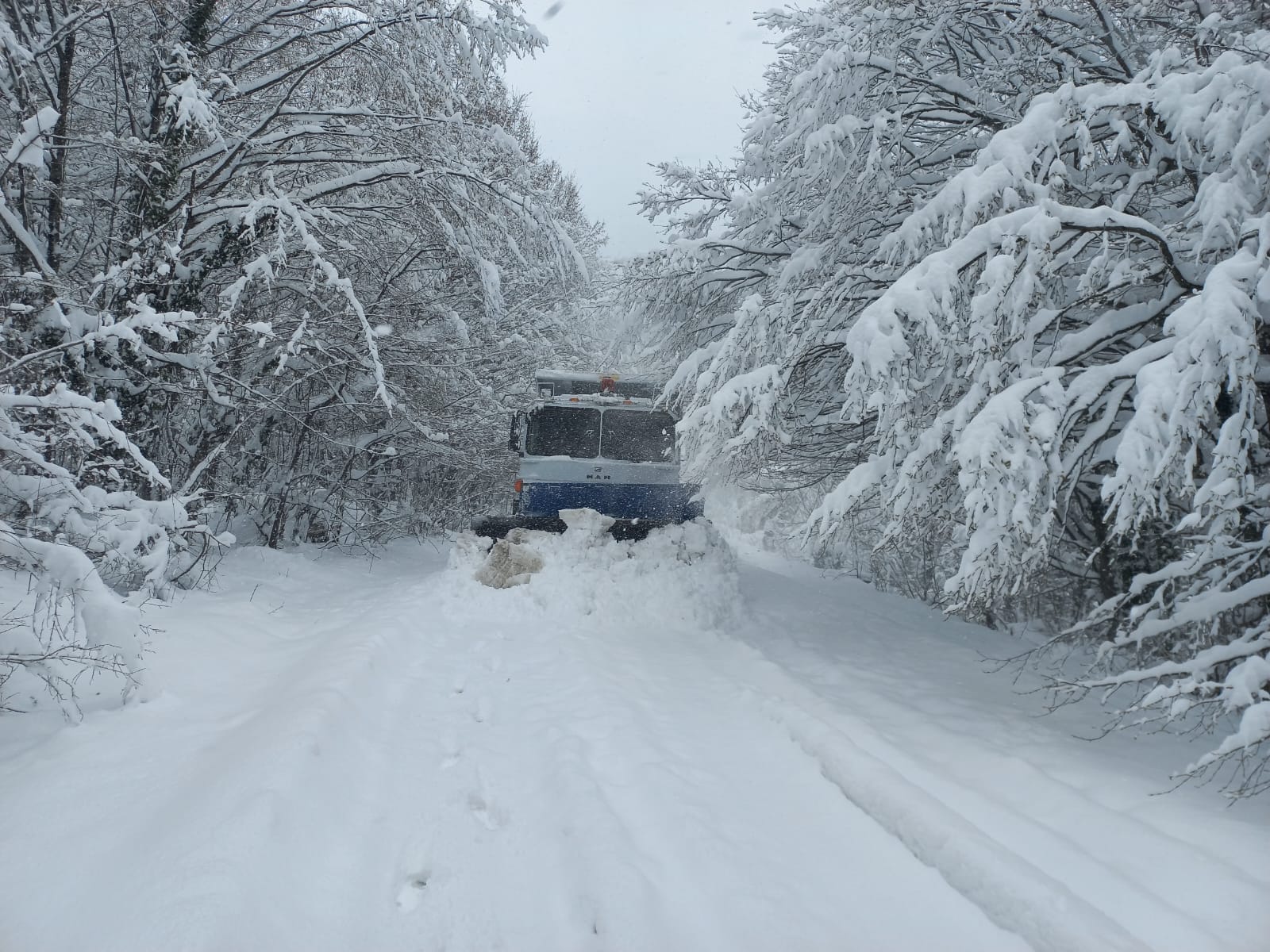Büyükşehir yoğun kar alan grup yollarını açıyor
