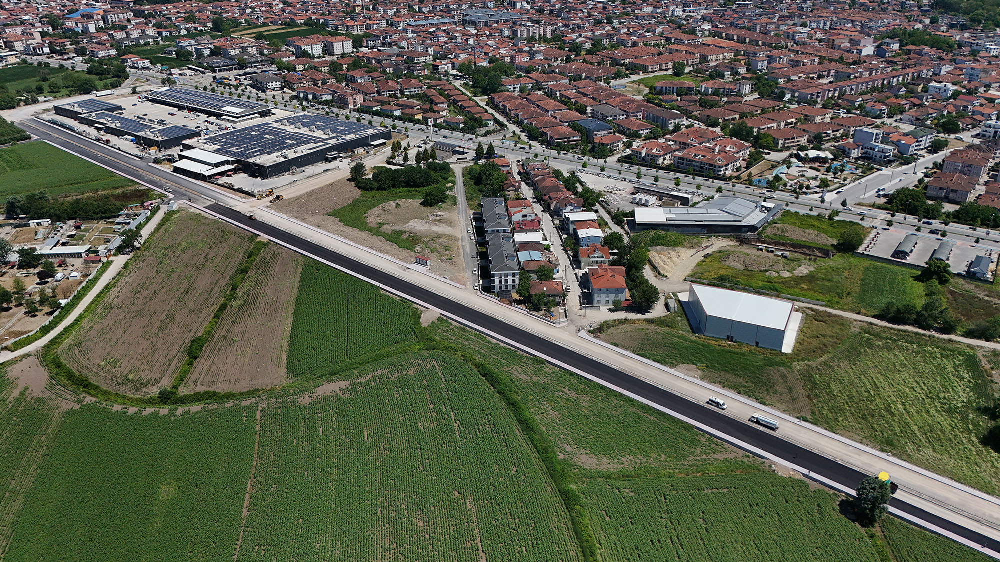 Büyükşehir Yazlık Kavşağı’nın trafik yükünü alacak duble yolda asfalt çalışmasına başladı
