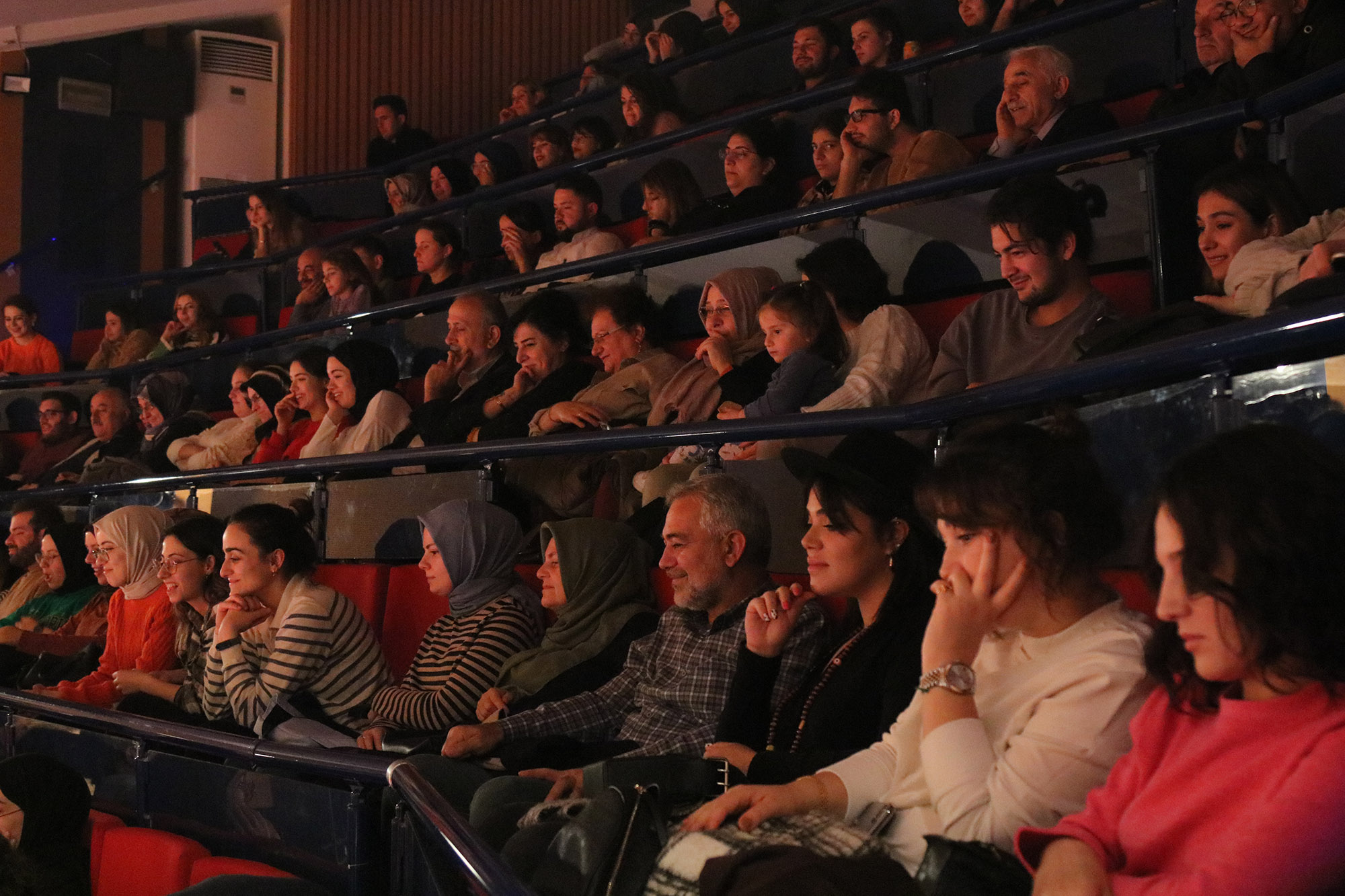 ‘Sırf Tiyatro’ AKM’de kahkahaya boğdu