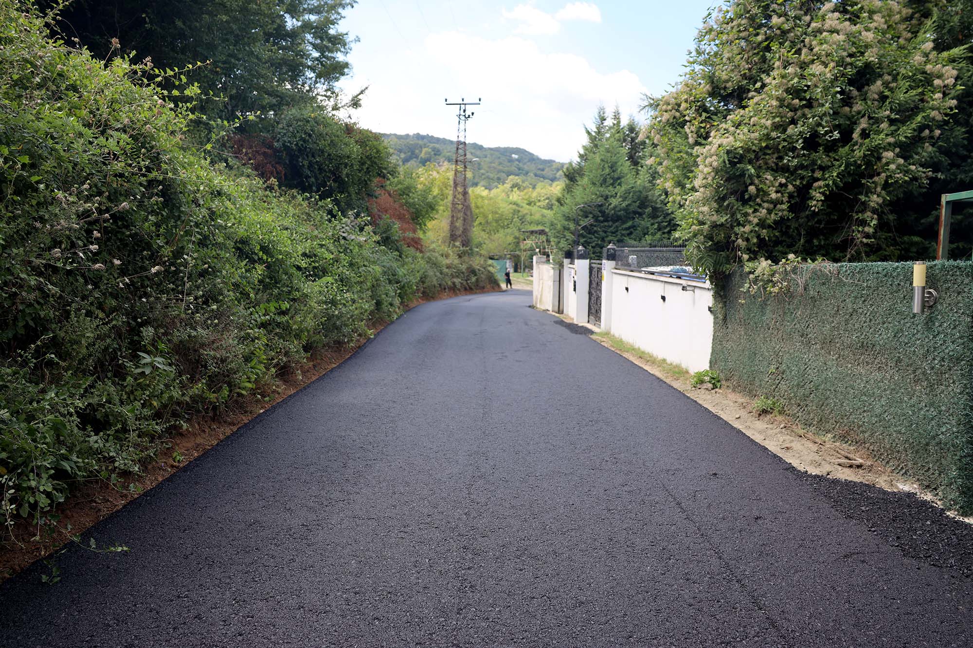 Sapanca’da yollar asfaltla yeni yüzüne kavuşuyor: İlmiye’den Fevziye’ye geçildi