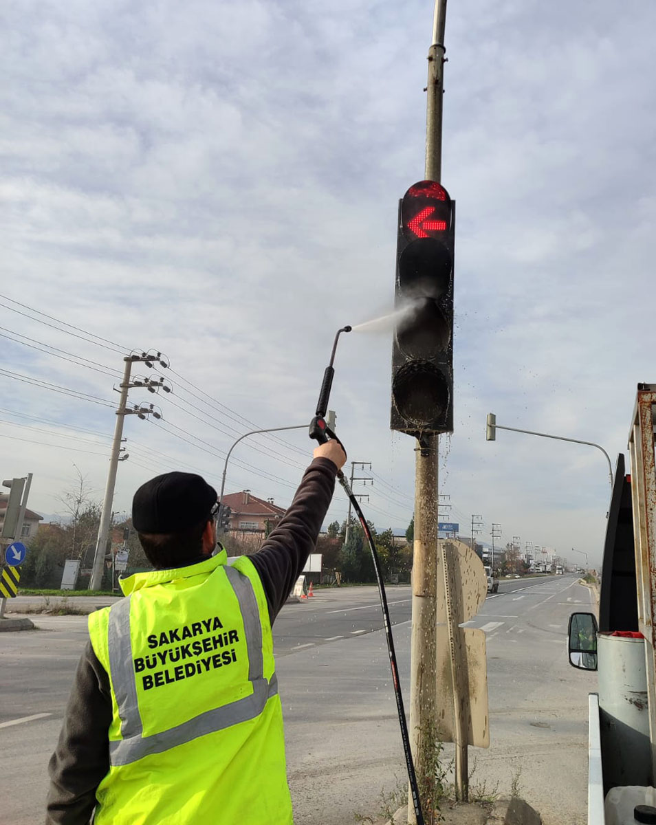 Büyükşehir’den trafik ışıklarında temizlik mesaisi