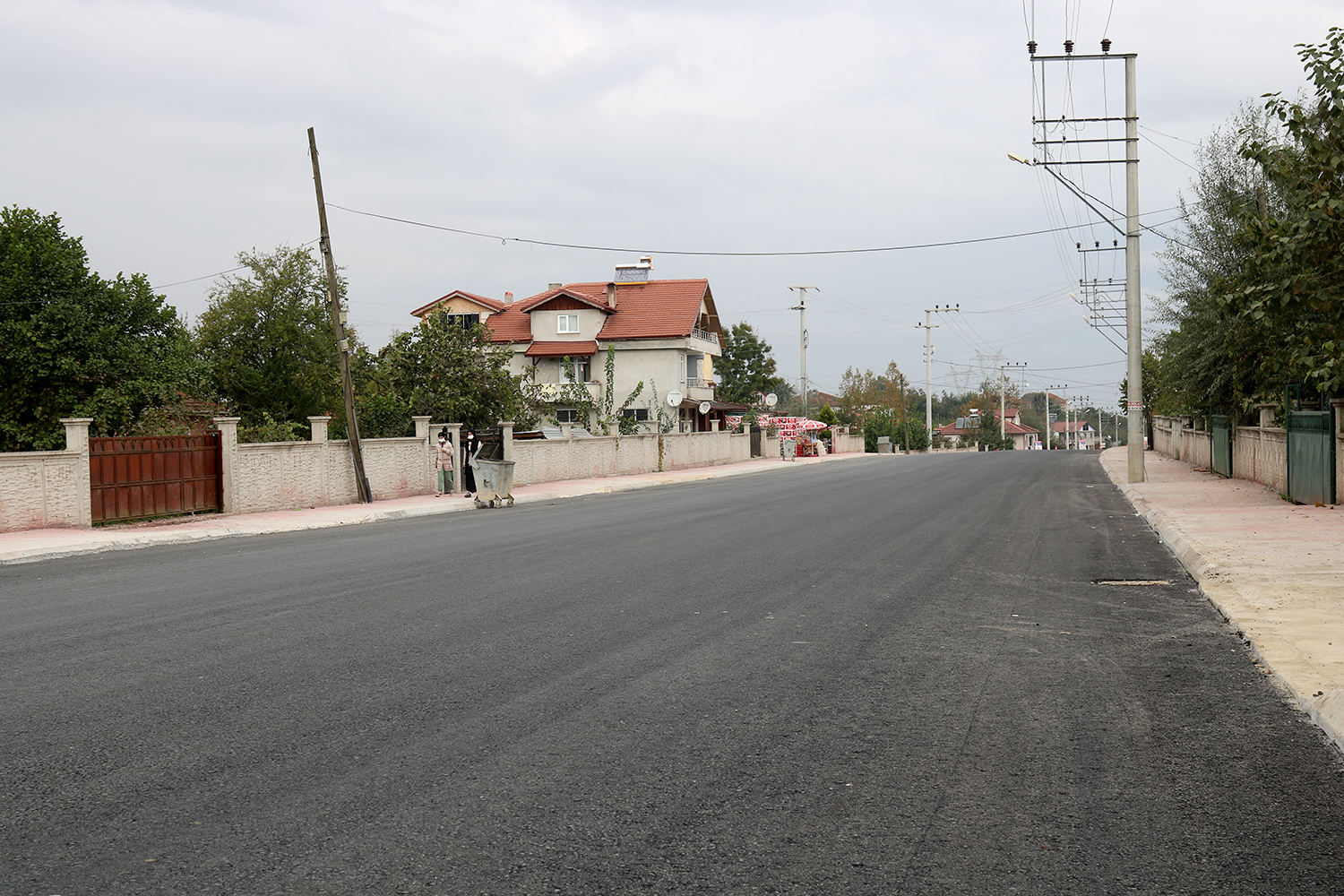 Büyükşehir sıcak asfalt çalışmalarına Karapürçek’te devam ediyor