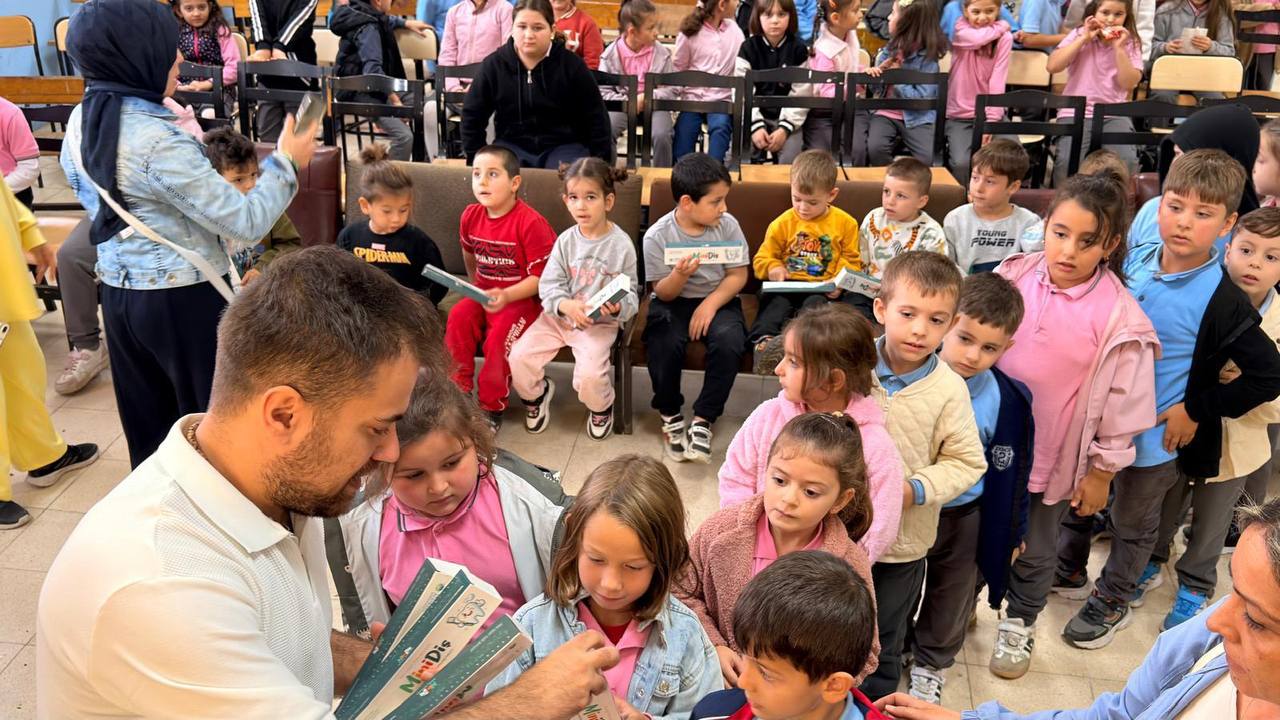 Minik öğrenciler “Bir Hikaye Bin Neşe” programıyla doyasıya eğlendi