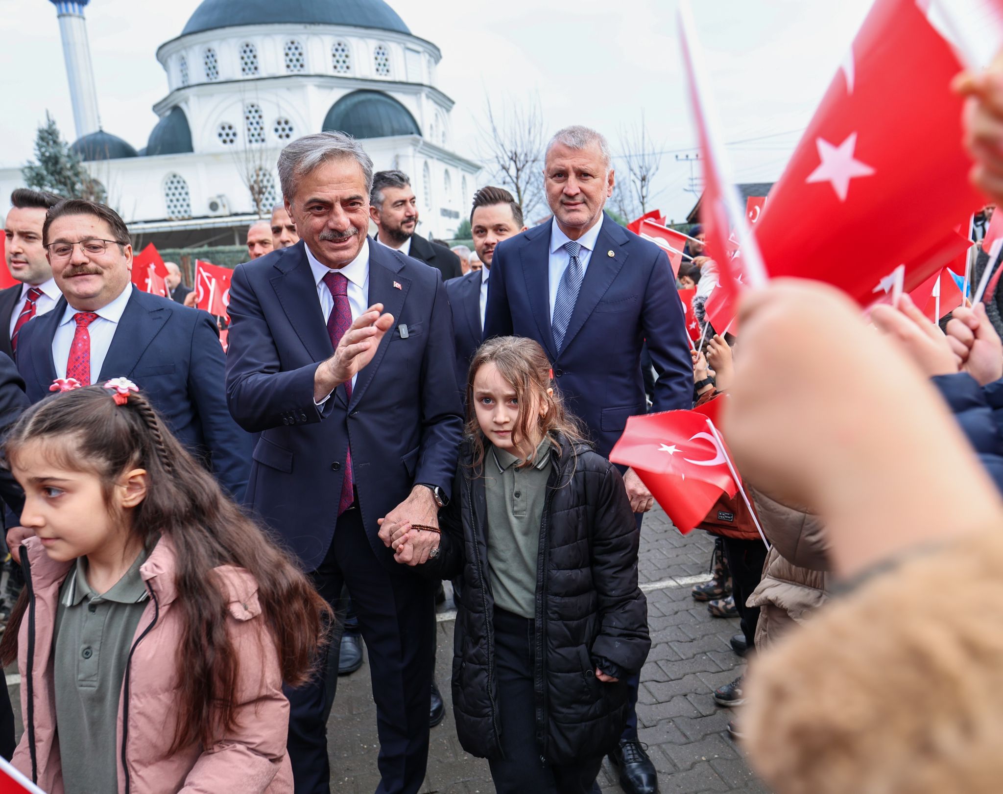 Yusuf Alemdar çocukların karne sevincini paylaştı: “Geleceğe doğru attığınız her adımda yanınızda biz olacağız”