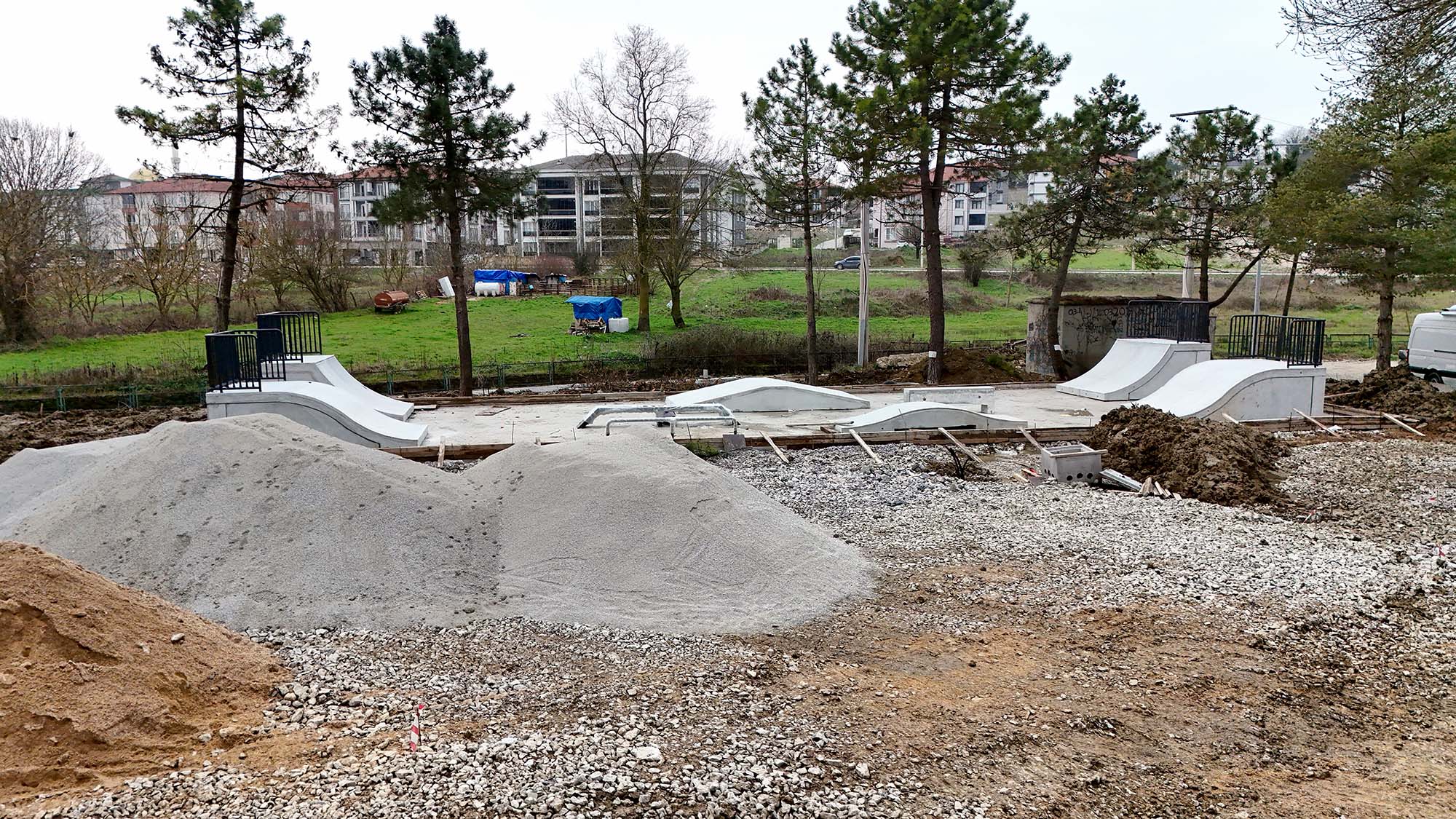 Kaynarca’nın yeni yaşam alanı olacak proje hız kazandı: Trambolinler, 3 pota basket sahası ve kaykay pisti…