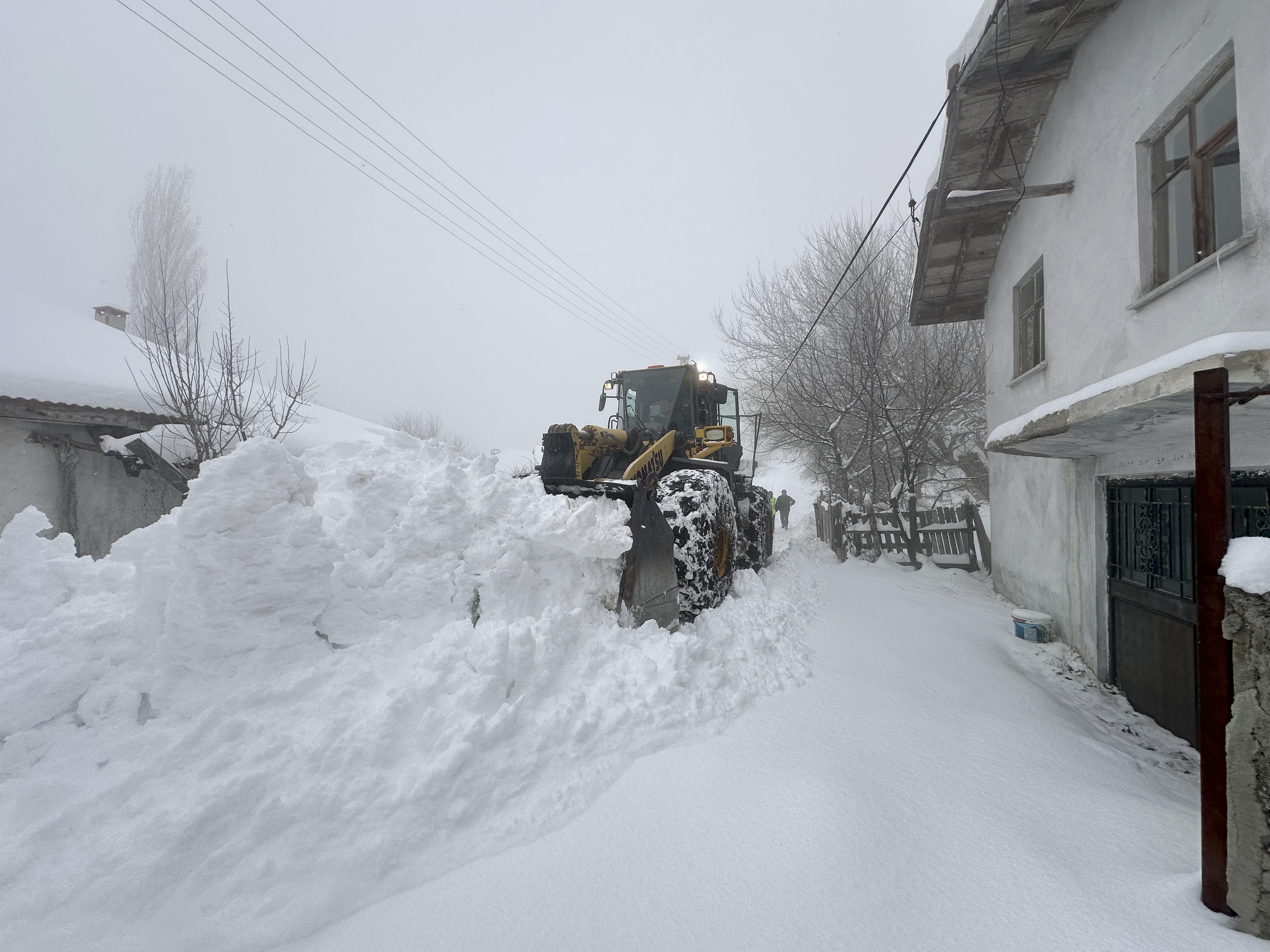 Büyükşehir 48 araç ve 100 kişilik timle karla mücadele mesaisinde: İşte son durum
