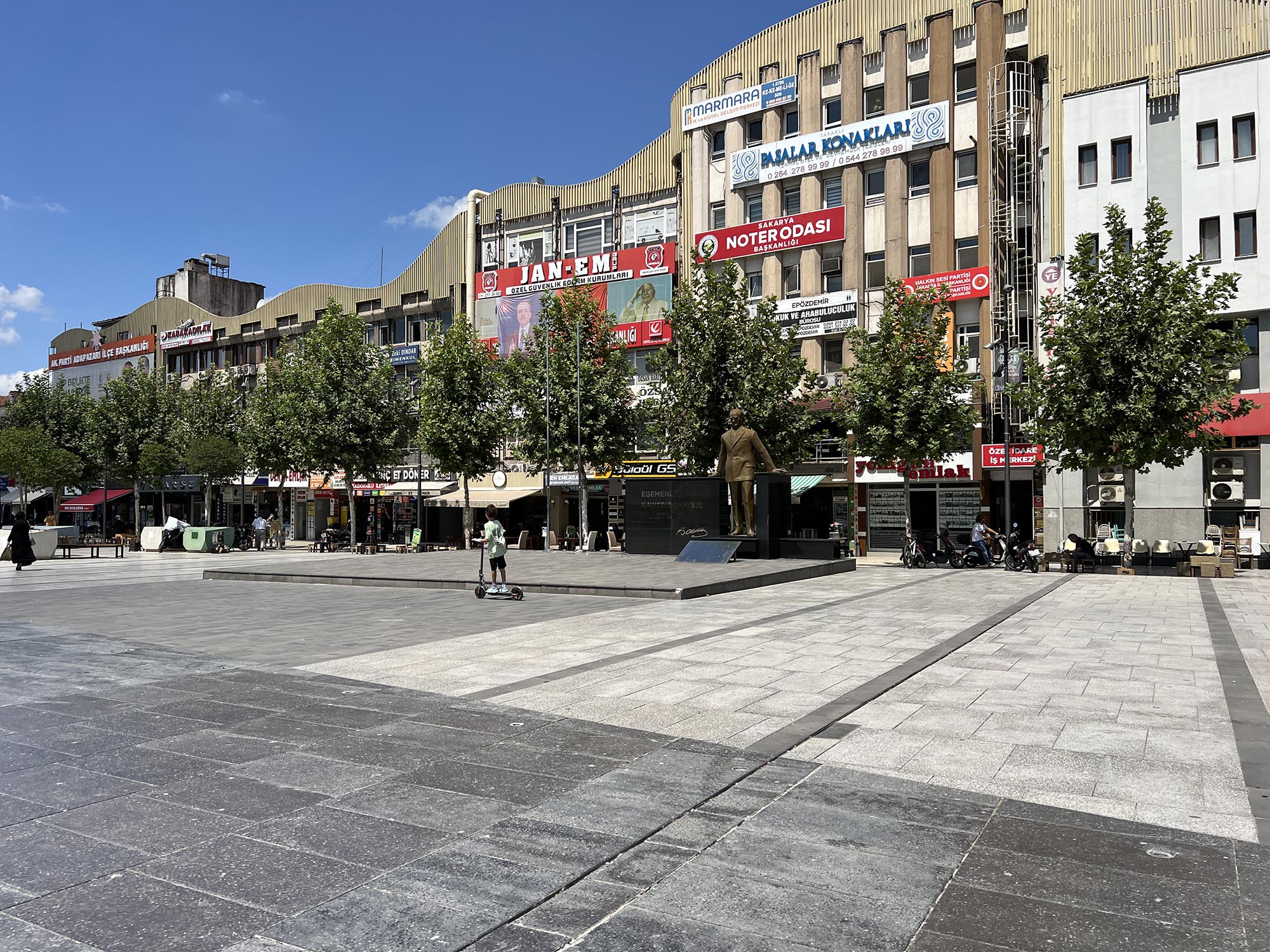 Yusuf Alemdar Atatürk anıtı projesi için 3 seçenekli anketi paylaştı: Son kararı Sakaryalı verecek