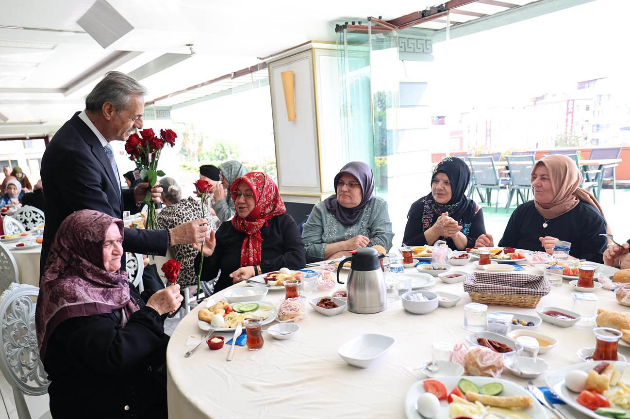 “Anne sadece evlat büyüten değil, geleceğin temellerini atan güçlü bir rehberdir”