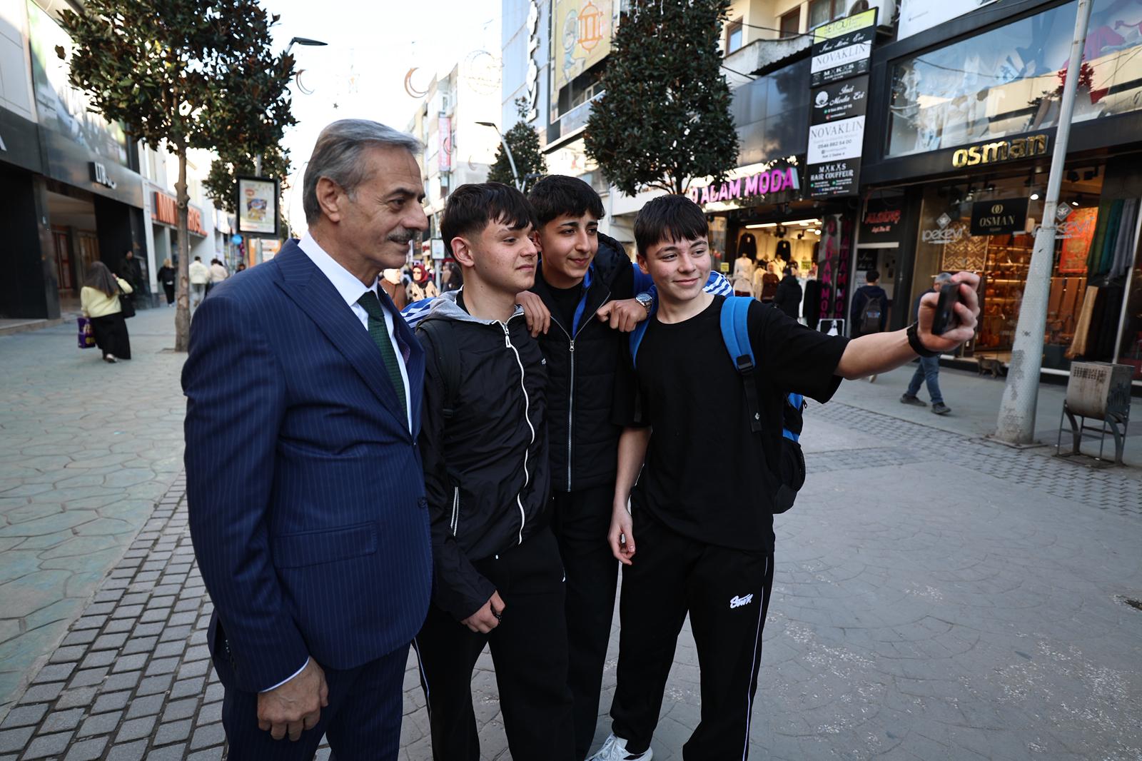 “Vatandaşlarla kucaklaştı, talepleri dinledi, Ramazan ayını tebrik etti”