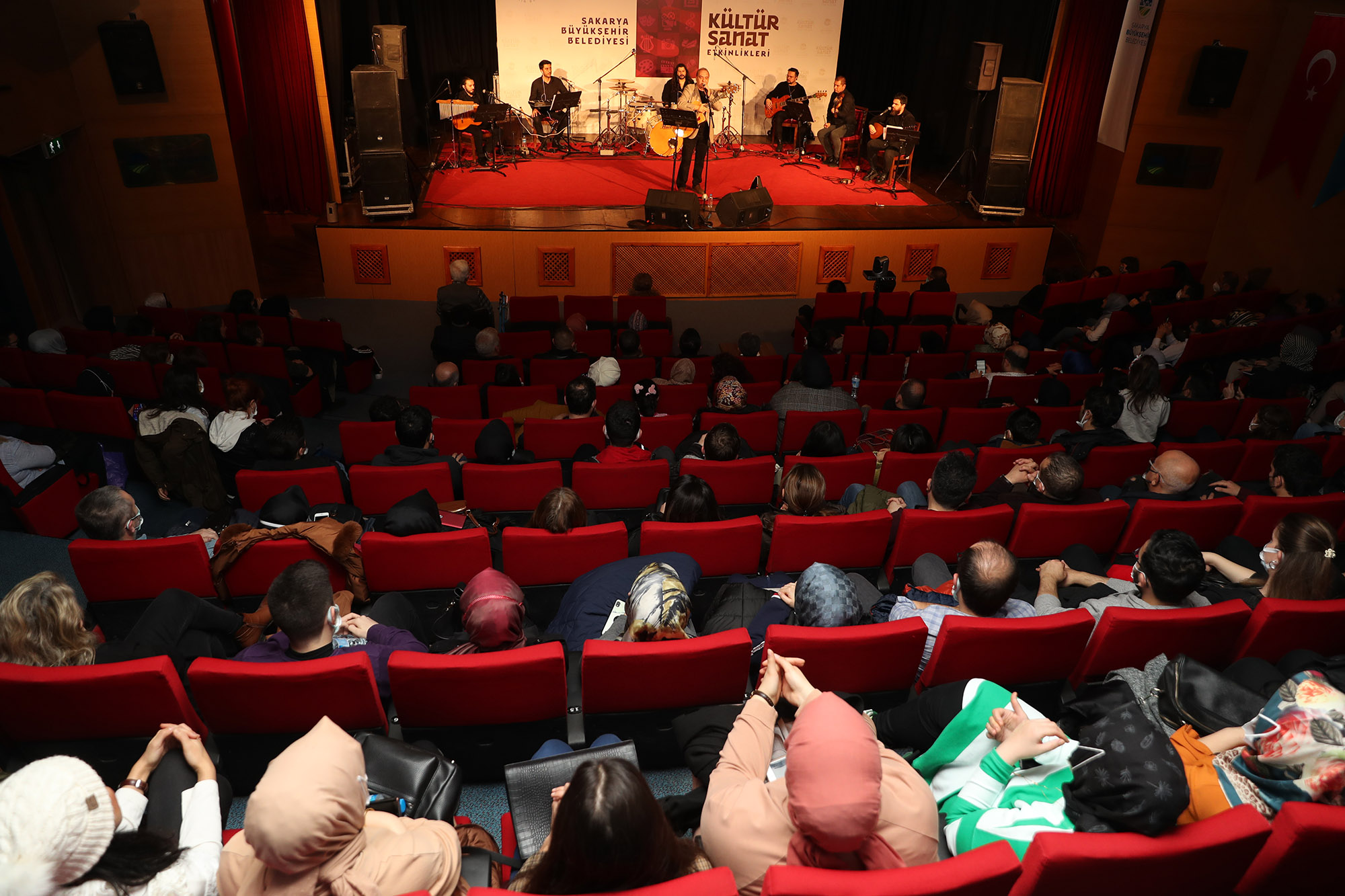 Büyükşehir’in Aykut Kuşkaya konserinde müzik şöleni