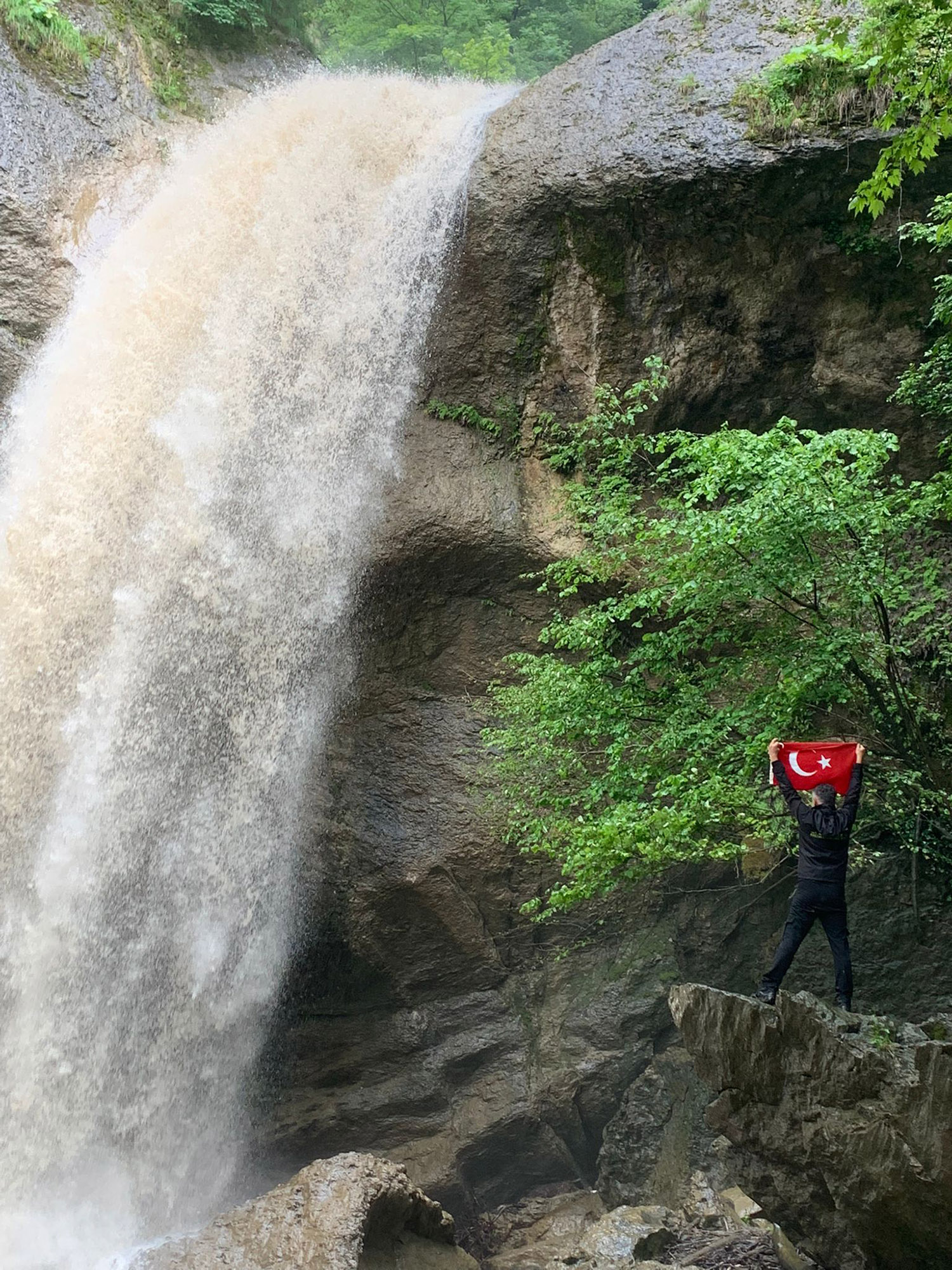 Doğa tutkunlarının bu haftaki adresi Doğançay Şelalesi oldu