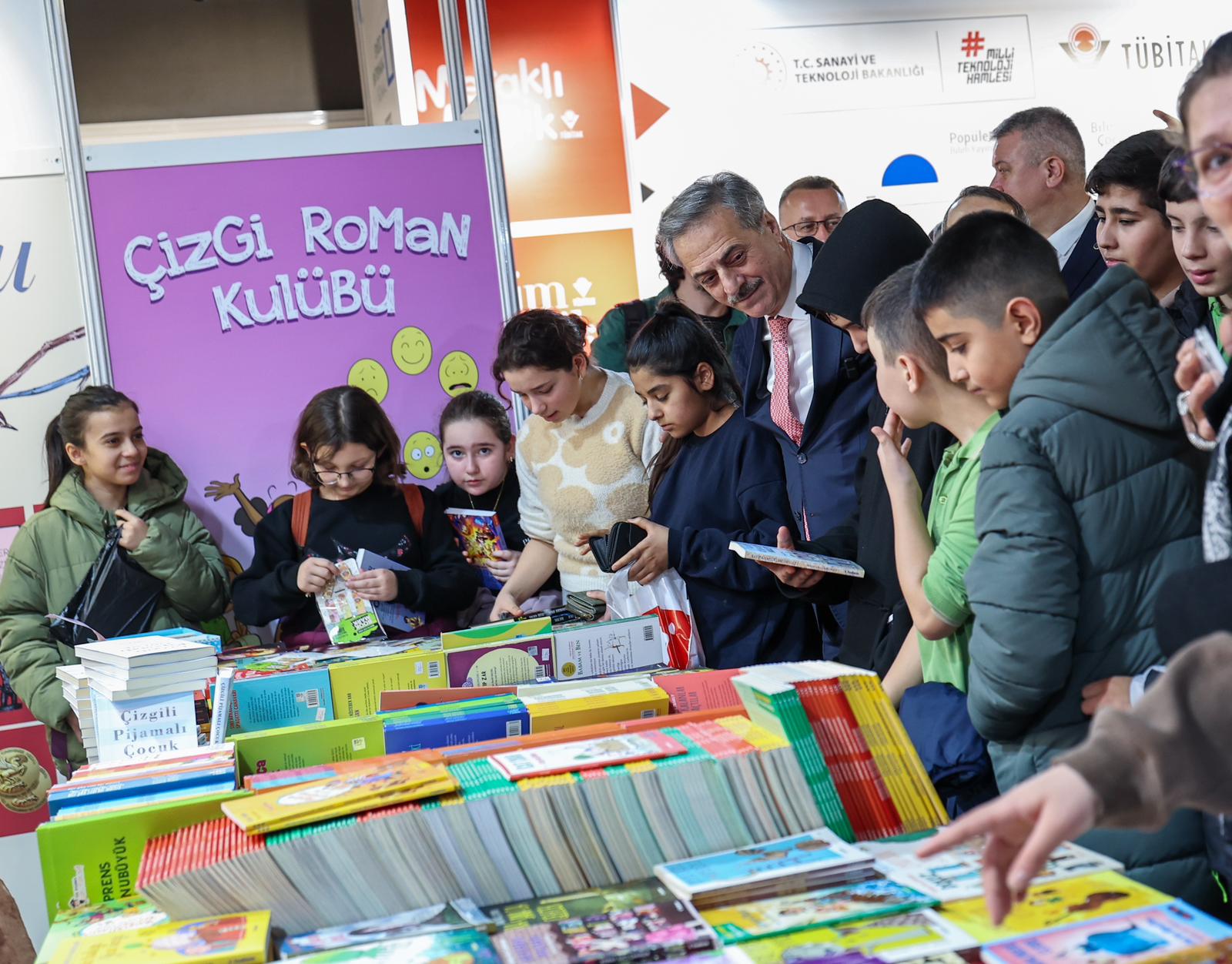 Sakarya'da çocukların 'ufkuna' ışık olacak edebiyat fuarı başladı: İlk günden binlerce misafir akın etti...