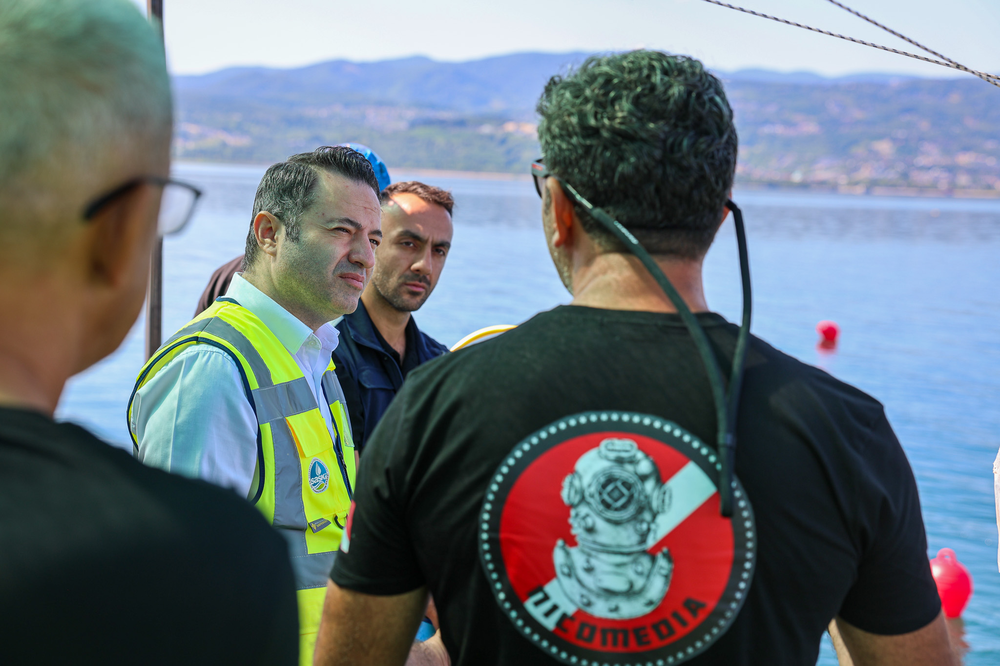 Gölün 25 metre derinindeki su alma hatları dalgıçlar ile temizleniyor
