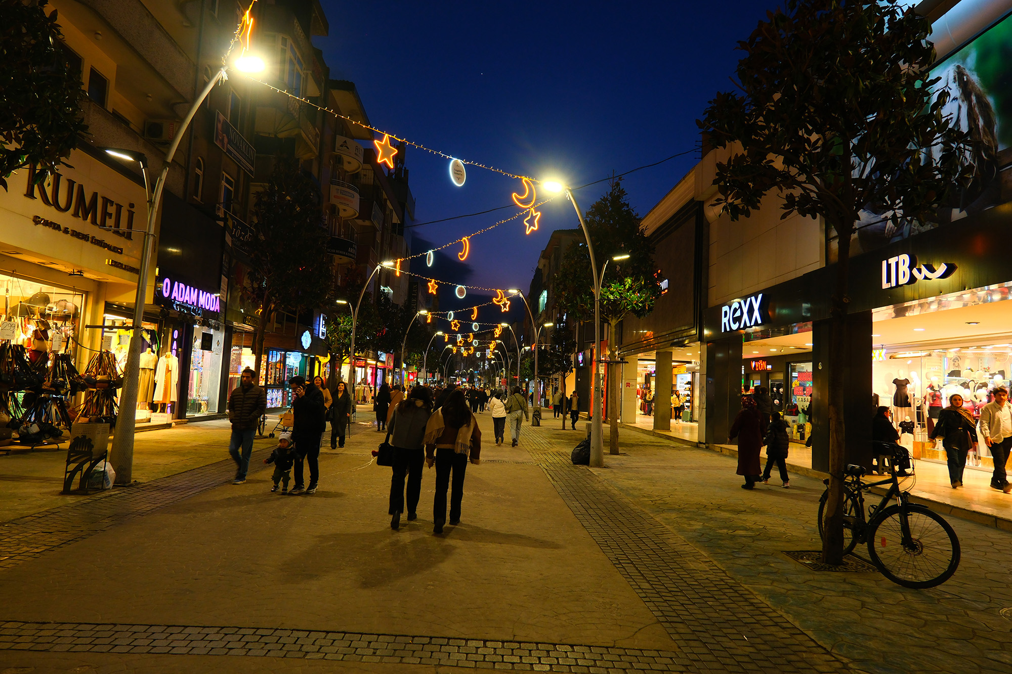 Çark Caddesi Ramazan kıyafetini giydi: Yıldız, ay ve hilal ile görsel şölen…