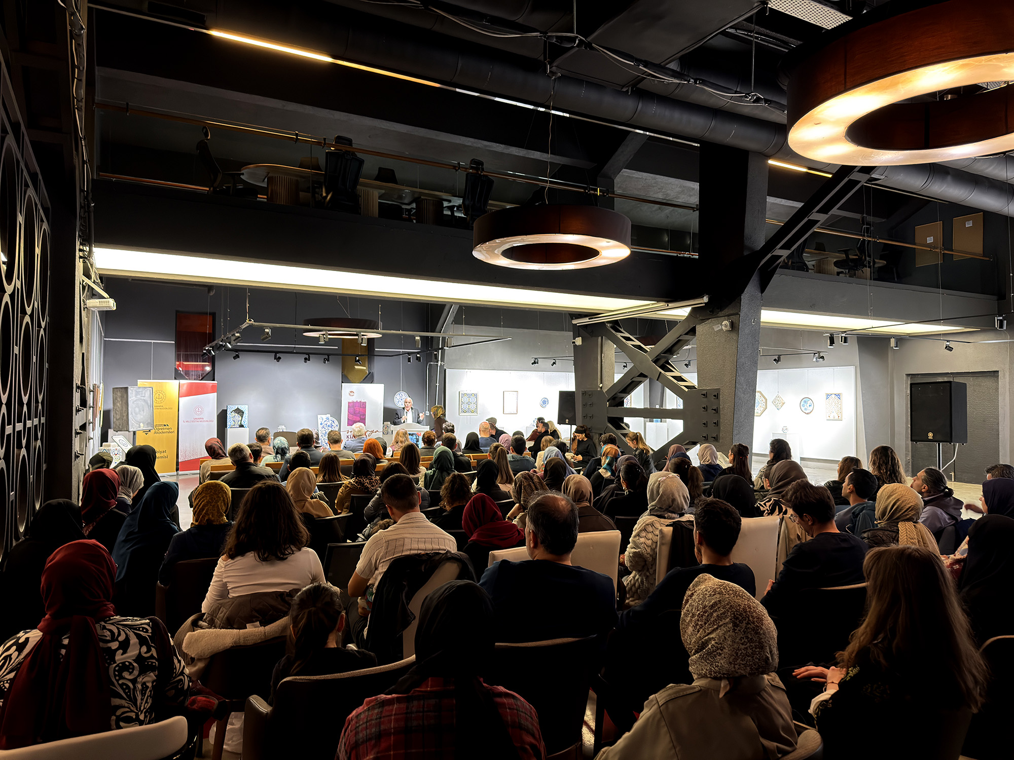 “Her yazar kendi sesini bulmalı ve sabırla yazmayı sürdürmelidir”